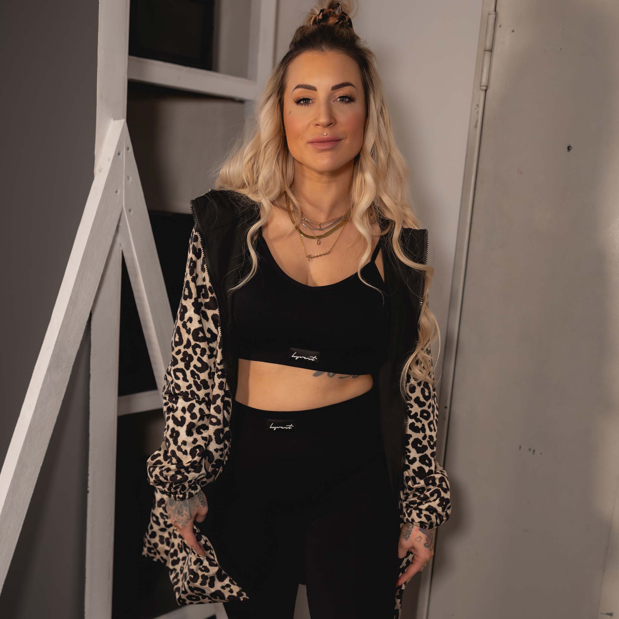 HYVEST Sommer Outfit Bralette und Leggins in schwarz mit Regenparka Beige