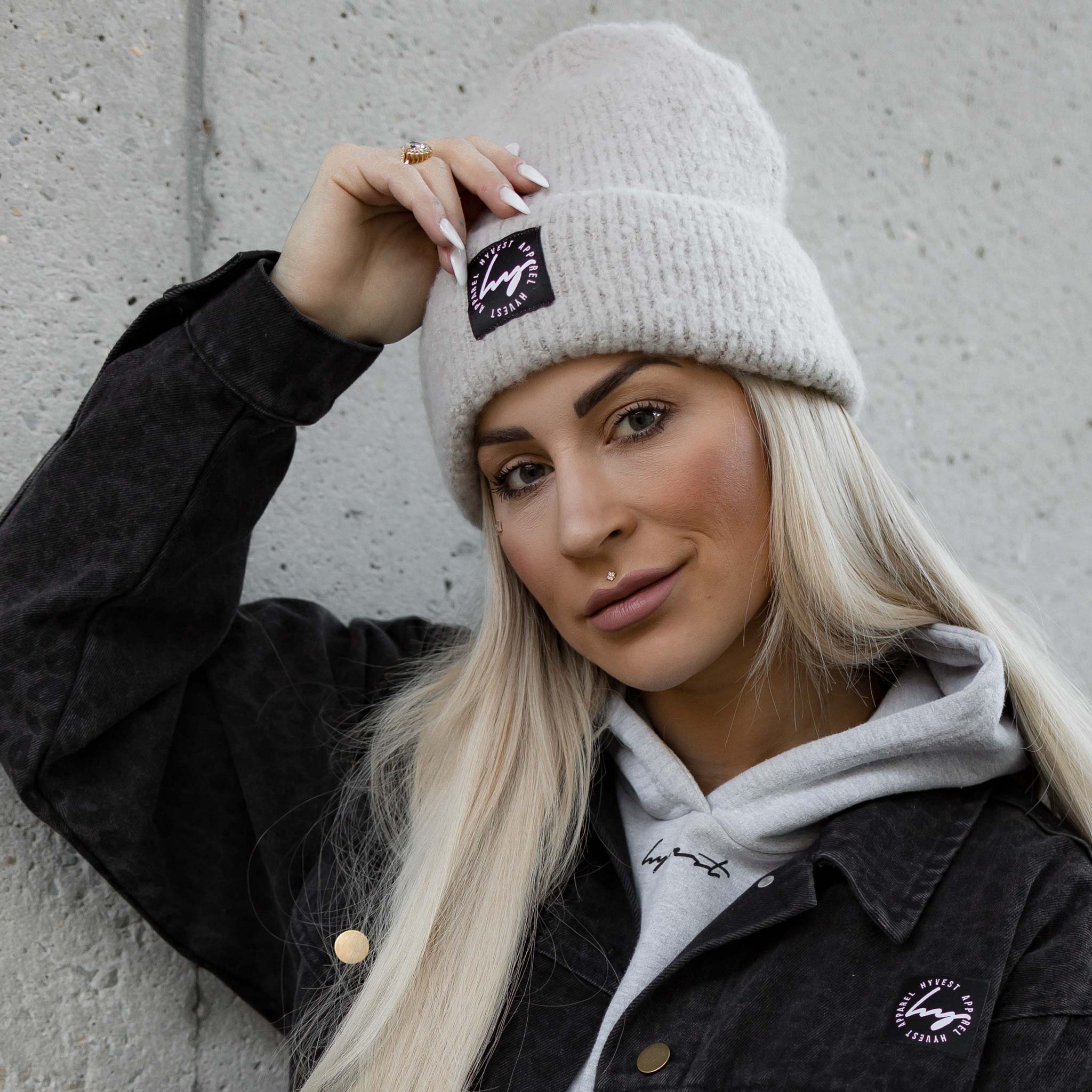 HYVEST Frühlingsoutfit Jeansjacke mit Leomuster und Beanie hellgrau