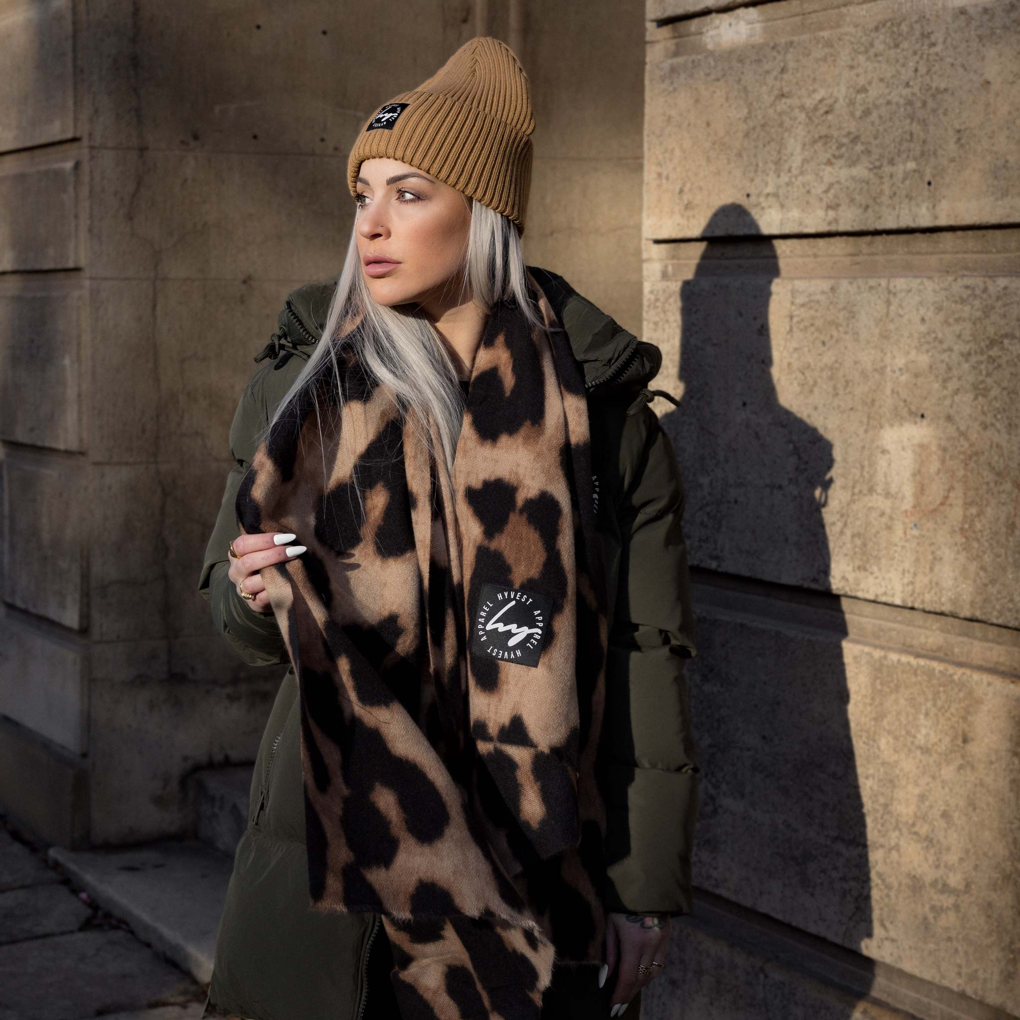 HYVEST Damen Winteroutfit Schal Leomuster mit beiger Beanie und dick gefüttertem Winterparka