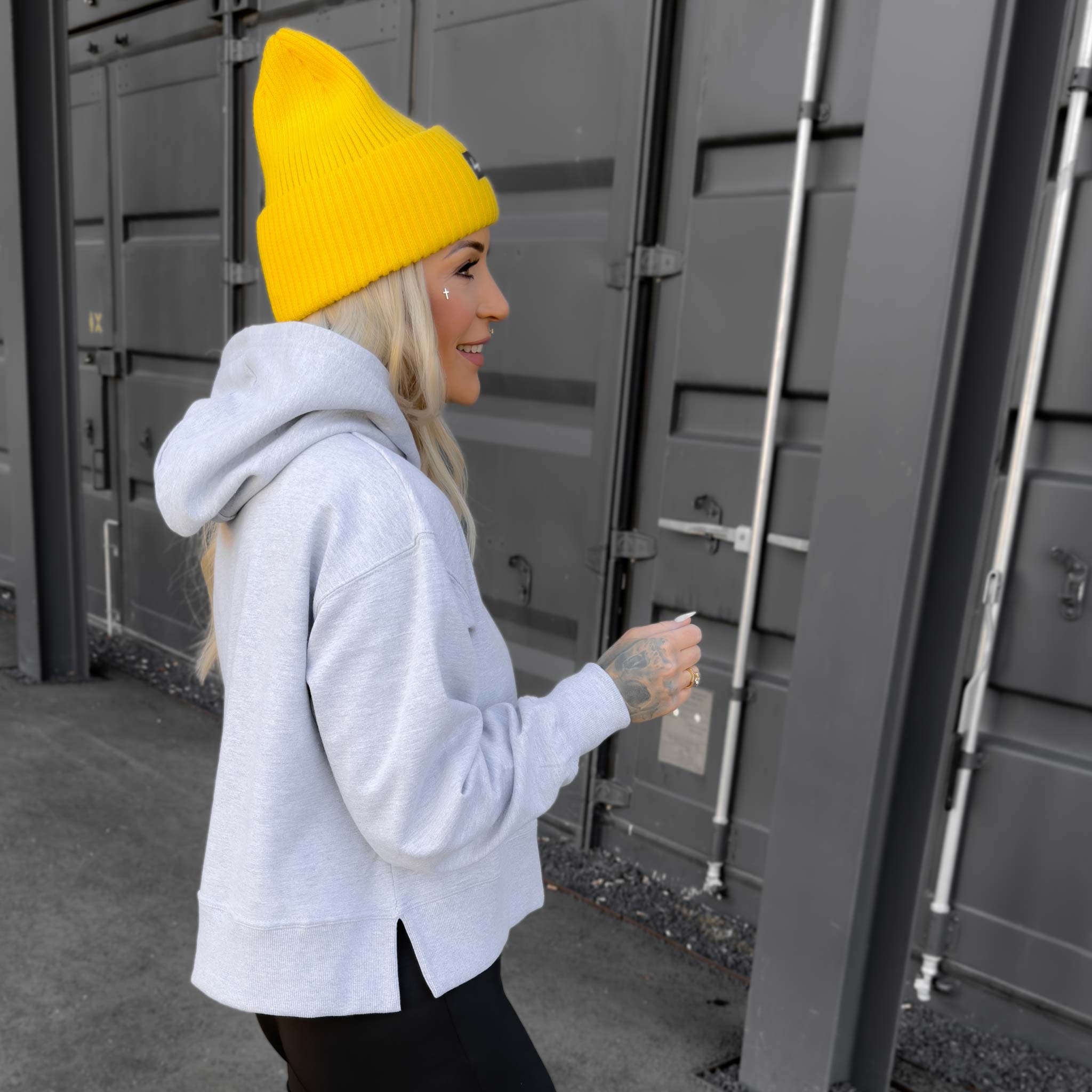 HYVEST Beanie Damen Outfit Hoodie mit gelber Beanie