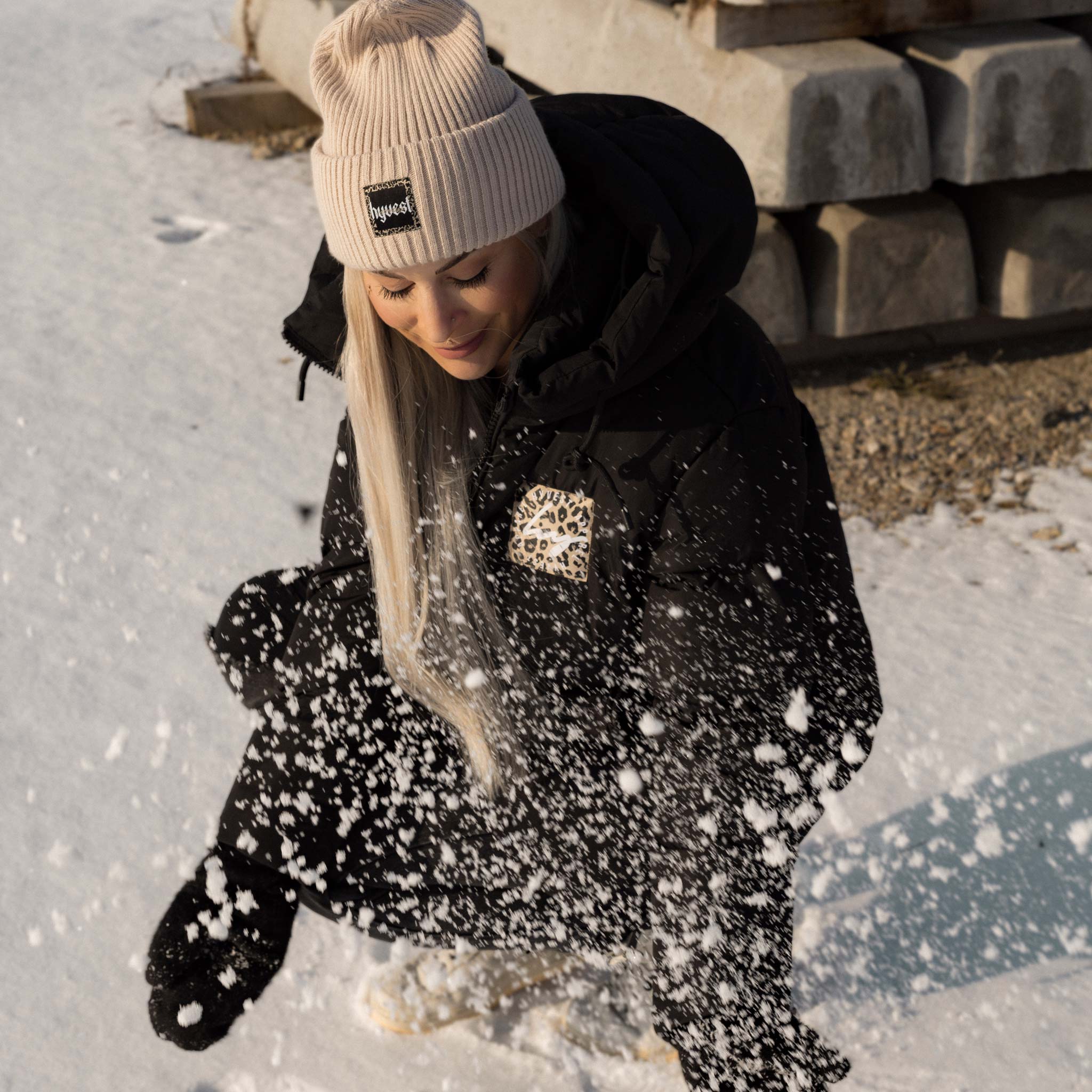 HYVEST Winteroutfit warm gefütterte Jacke und helle Strickbeanie
