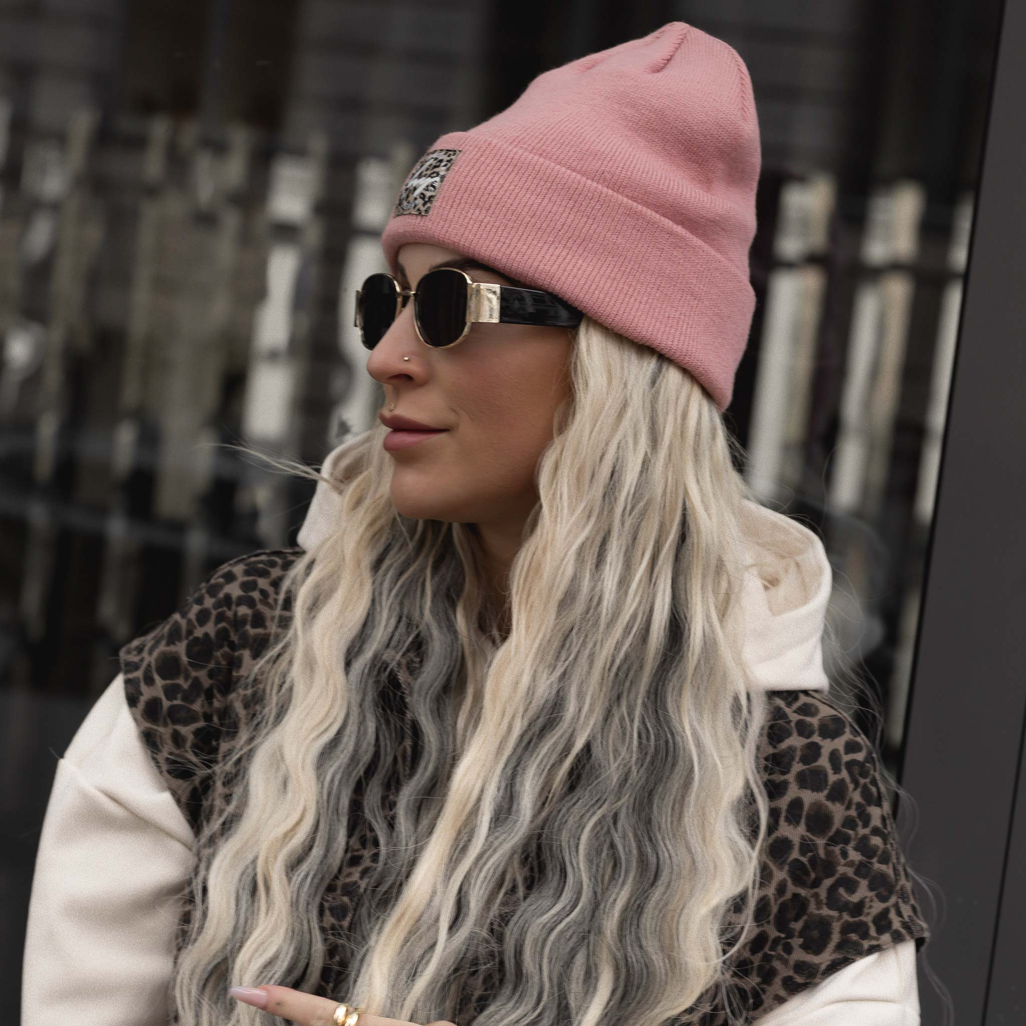 HYVEST Beanie Classic Feinstrick rosa mit Leomuster Patch und Jeansweste