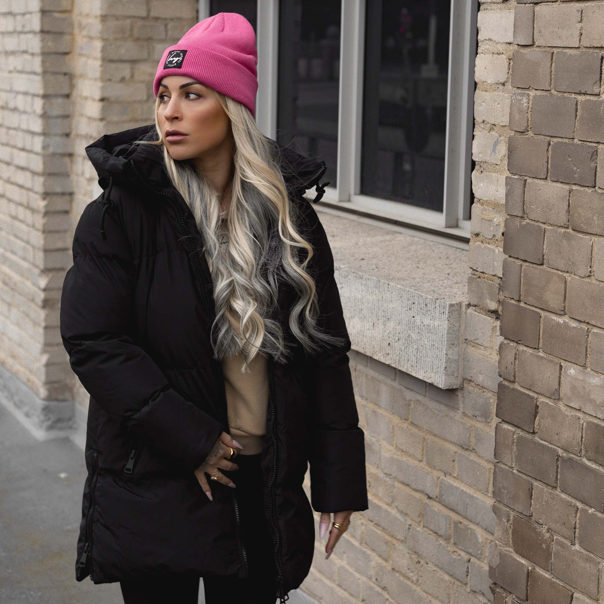 HYVEST Winter Outfit pinke Beanie mit schwarzem Winterparka