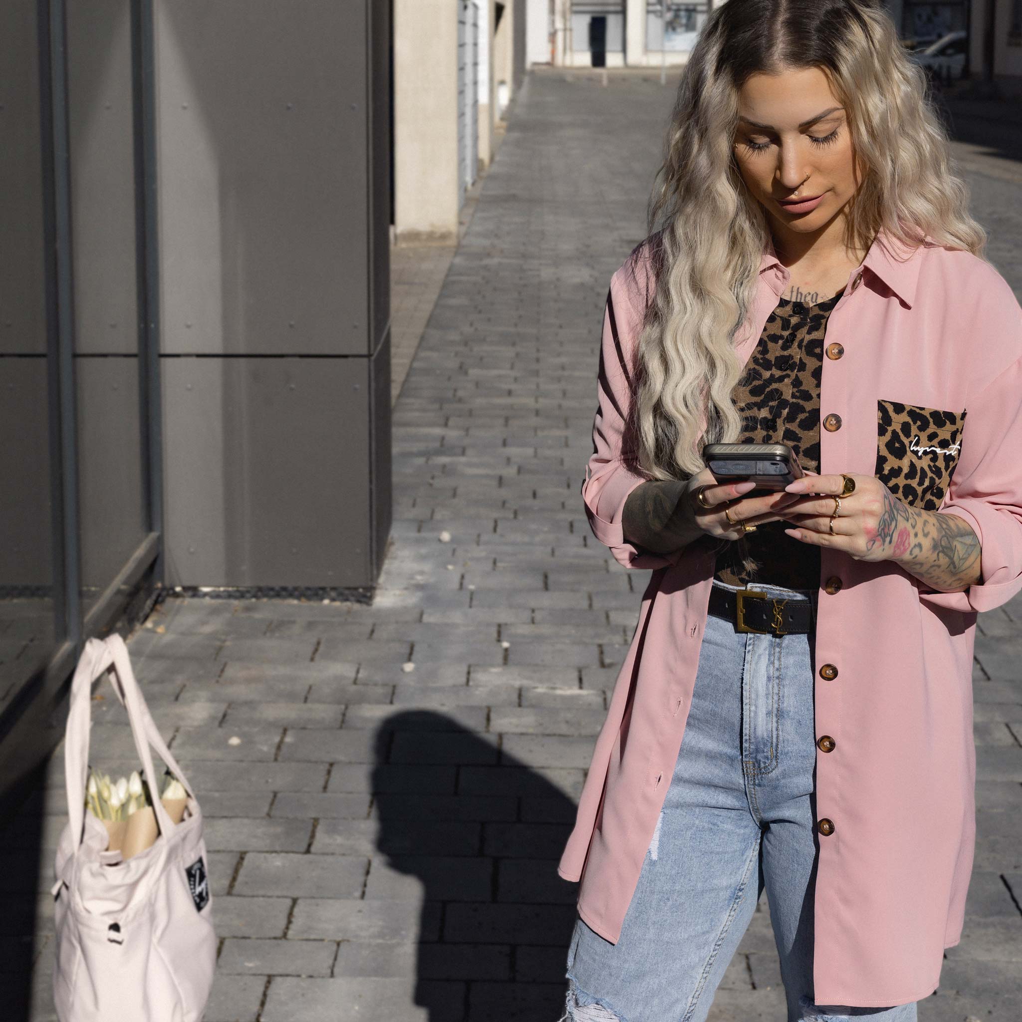 HYVEST Alltags Outfit mit rosa Bluse, Body mit Leomuster und Mom Jeans helles Blau