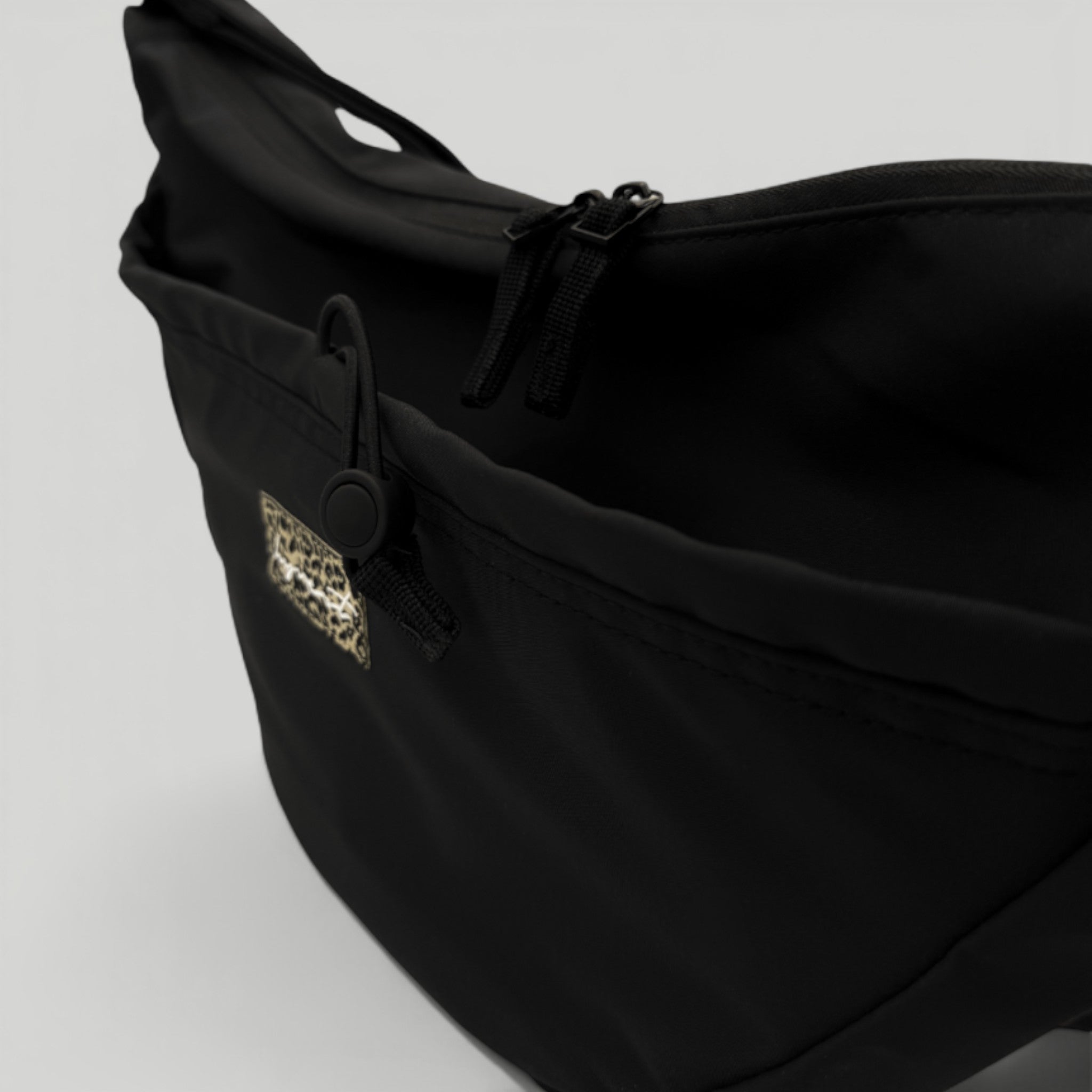HYVEST Crossbody Bag in Schwarz mit Leomuster Patch
