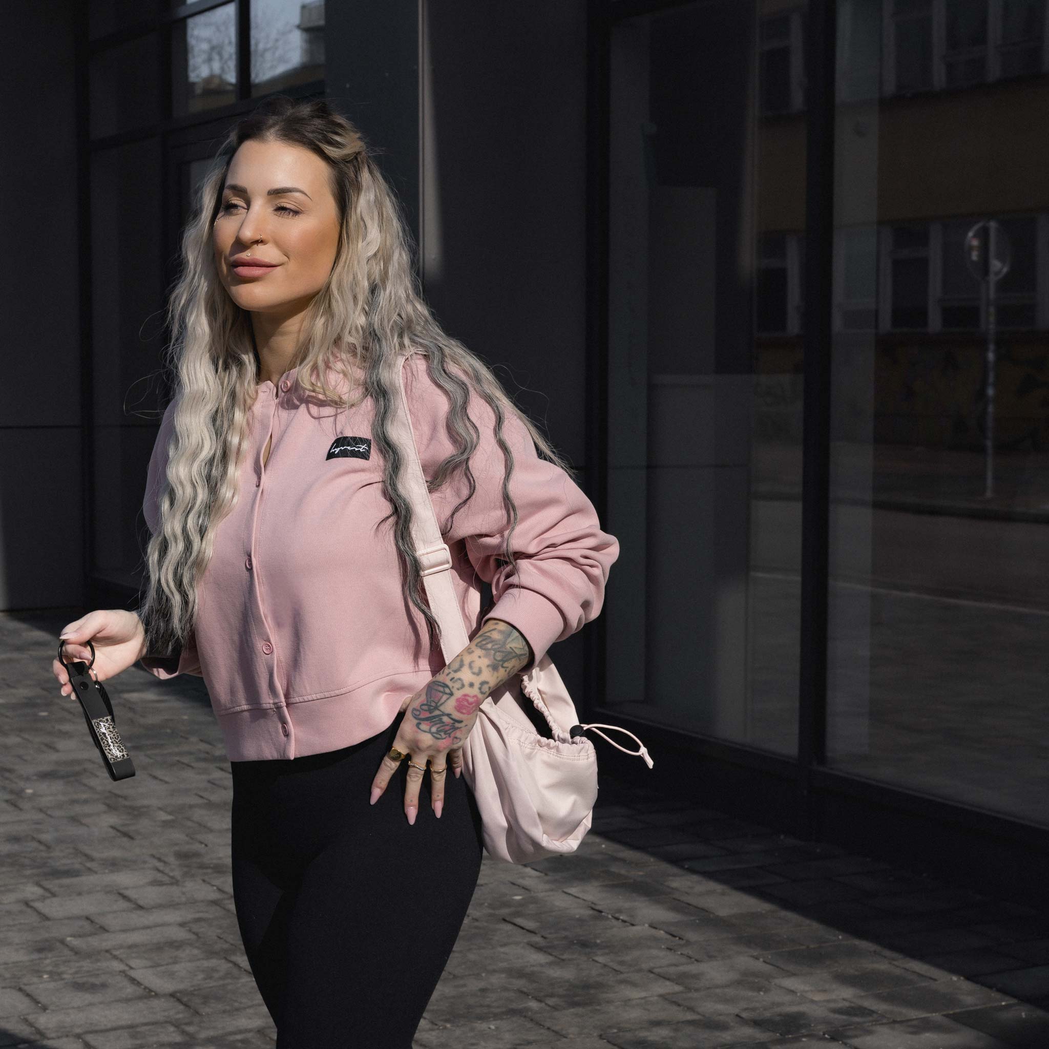 HYVEST Cardigan Cropped Button in zartem Rosa mit Crossbodybag und Leggings Shape Schwarz