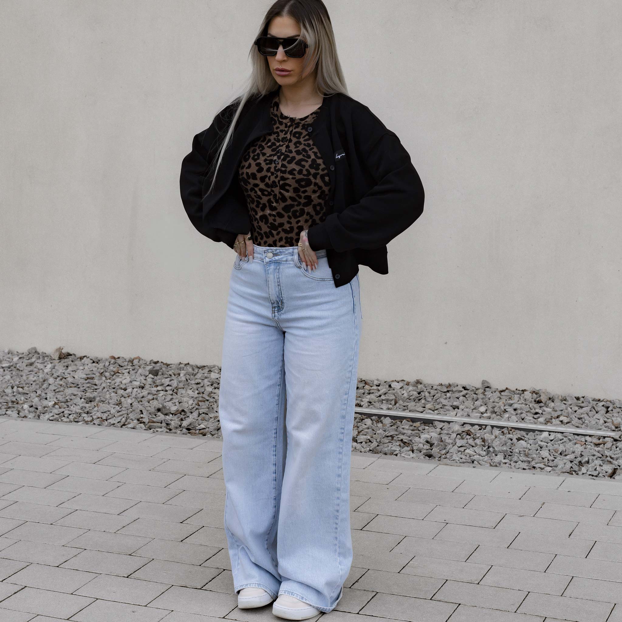 HYVEST Wide Leg Jeans High Waist in hellem Blau mit Langarmbody Dunkelbraun und Cardigan in Schwarz