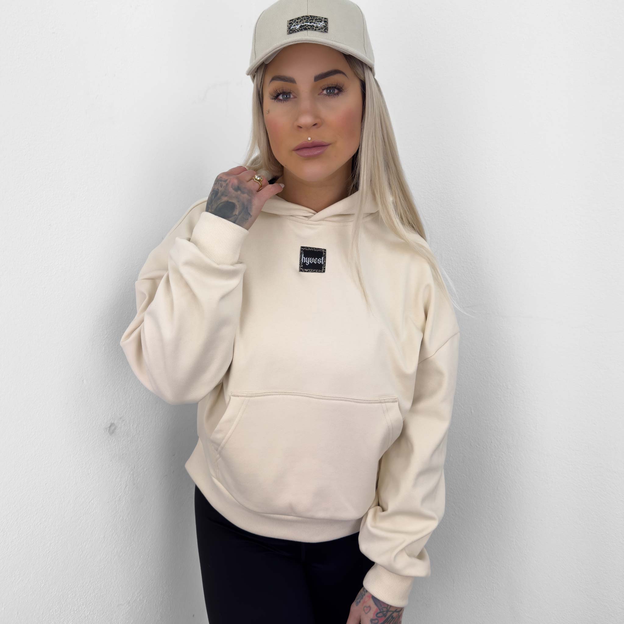 HYVEST Hoodie Cropped Cozy neutrales Beige mit schwarzem Patch