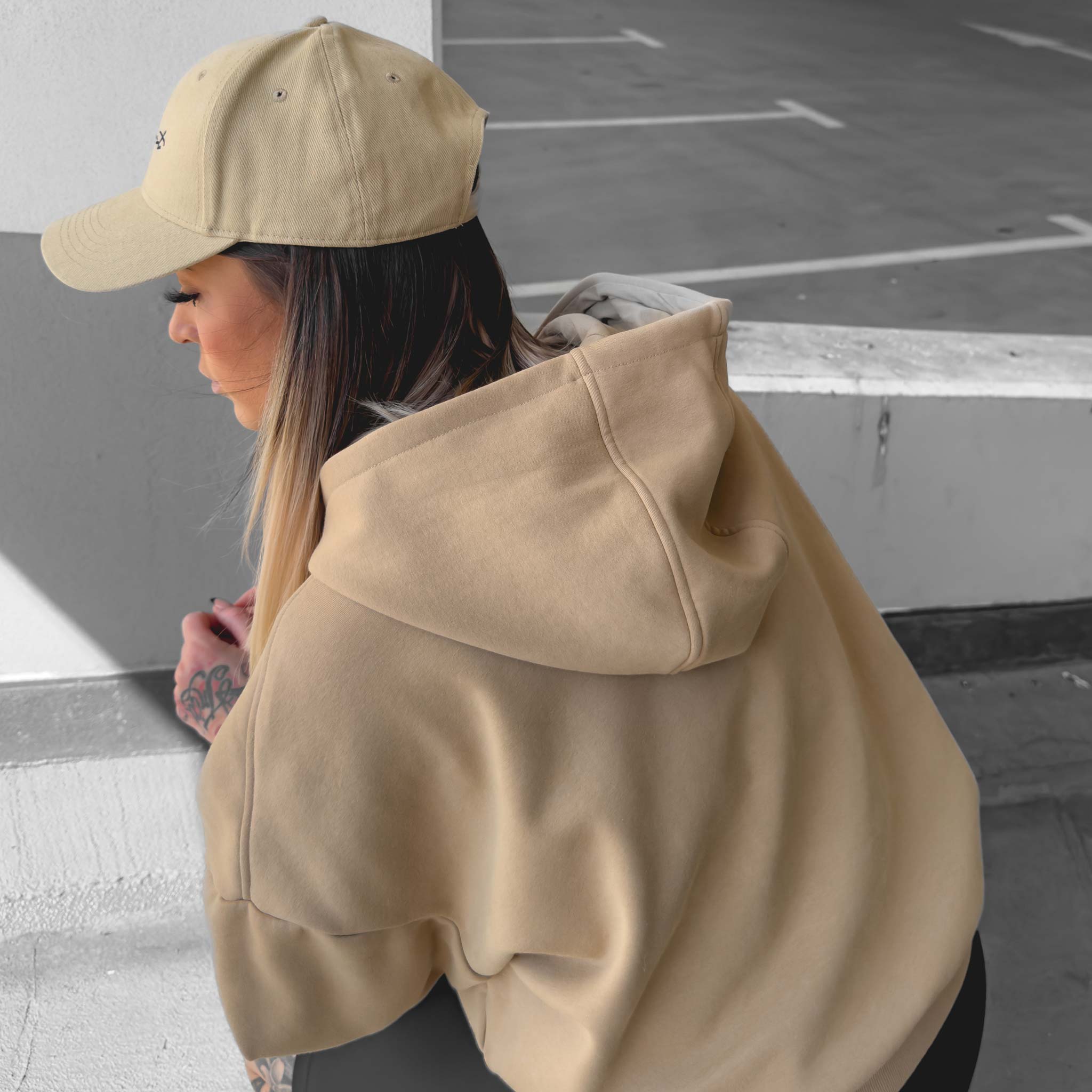 HYVEST sportliches Damen Outfit Cropped Hoodie und Basecap in warmes Sandbraun
