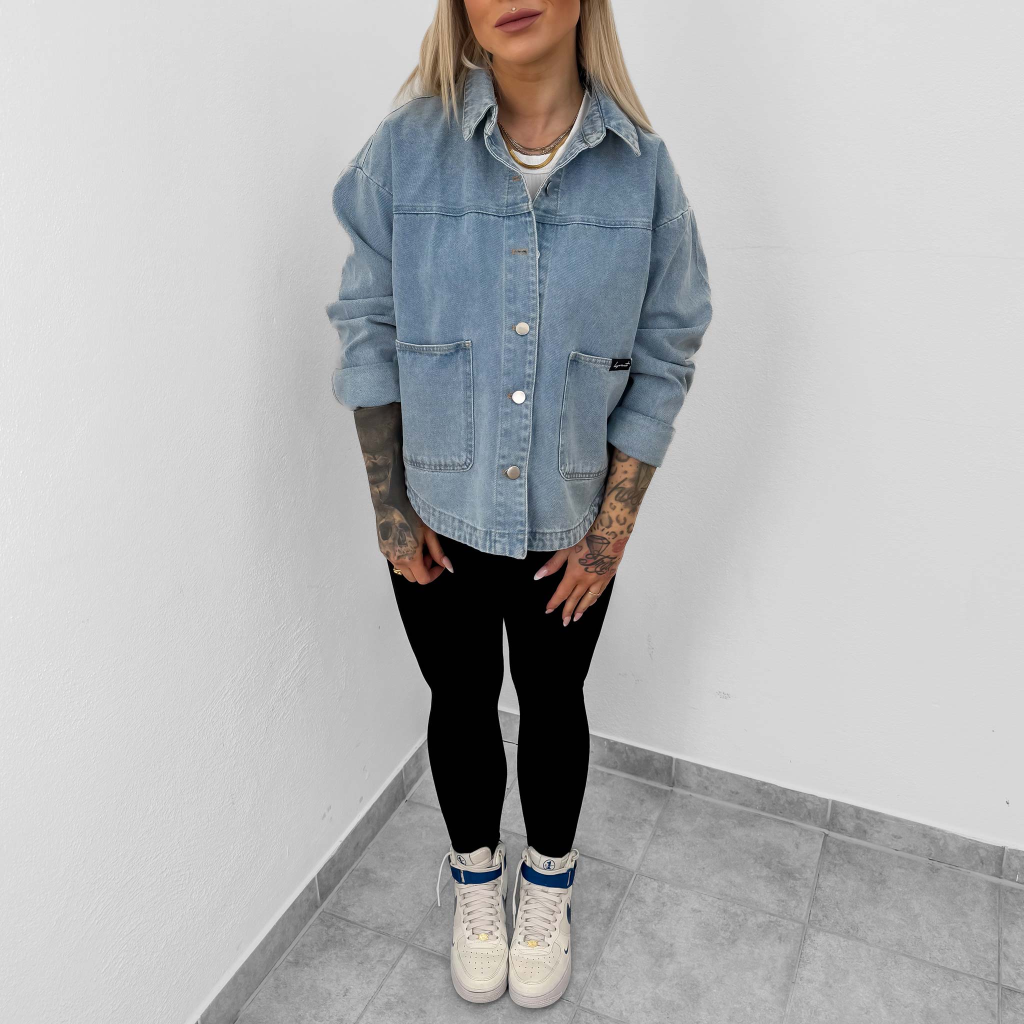 HYVEST Outfit Inspo Frauen Übergangszeit helle Denim Jeansjacke mit Shape Leggings schwarz