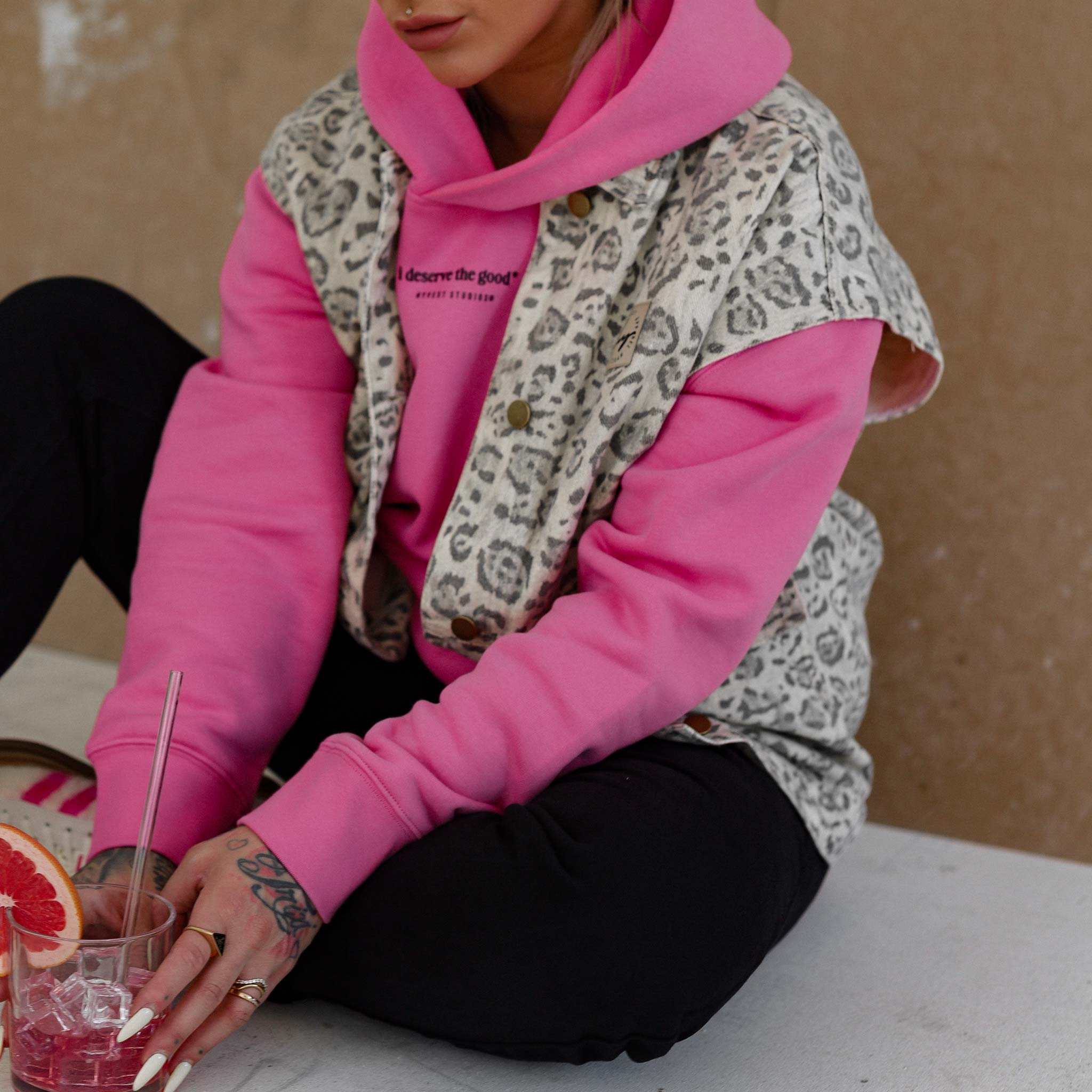 HYVEST Jeansweste Leo Oversize helles Beiges mit Hoodie Backprint Statement Prints im Outfit