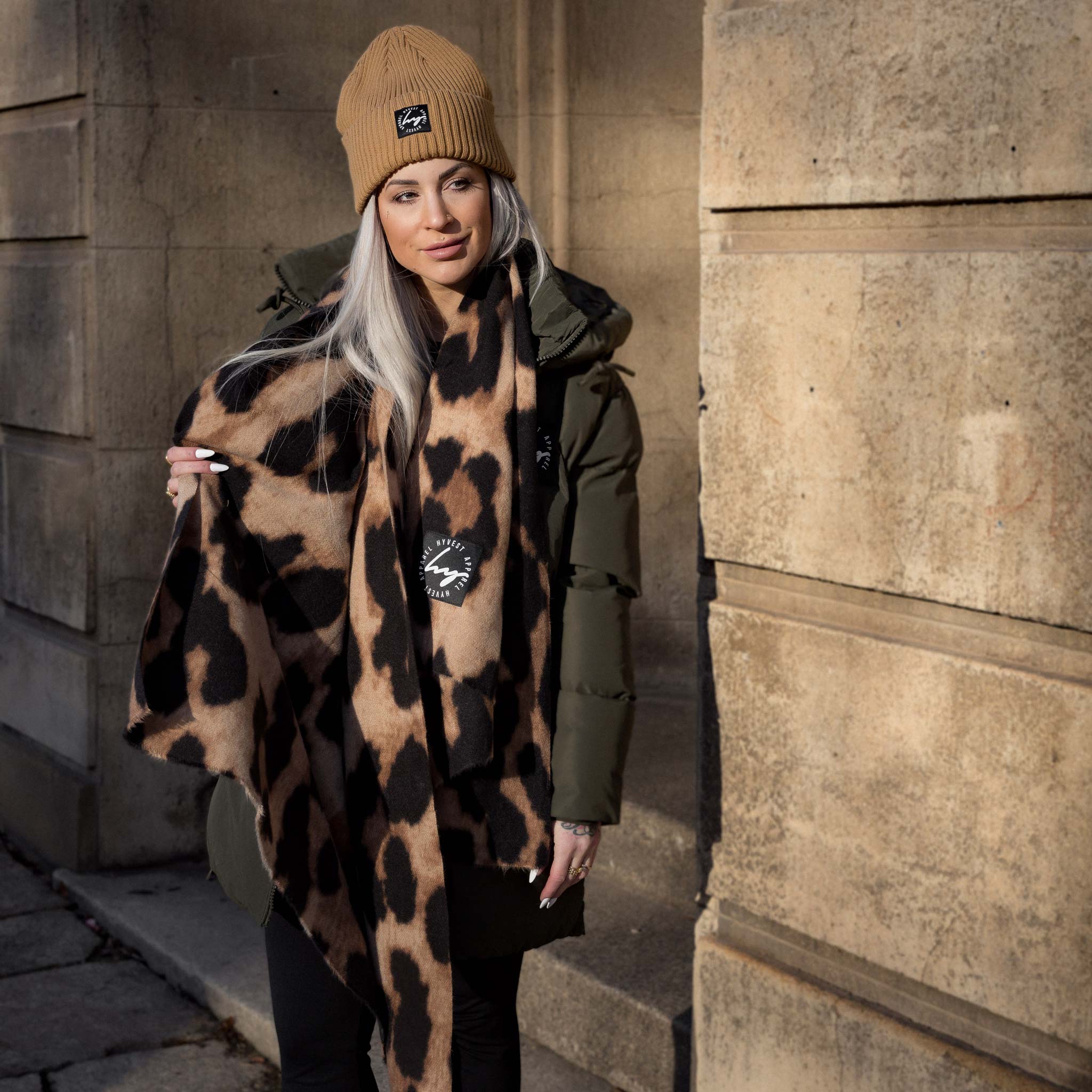 HYVEST Winter Outfit für Damen: Winterparka Olivegrün, XXL Schal mit Leomuster und passender Beanie
