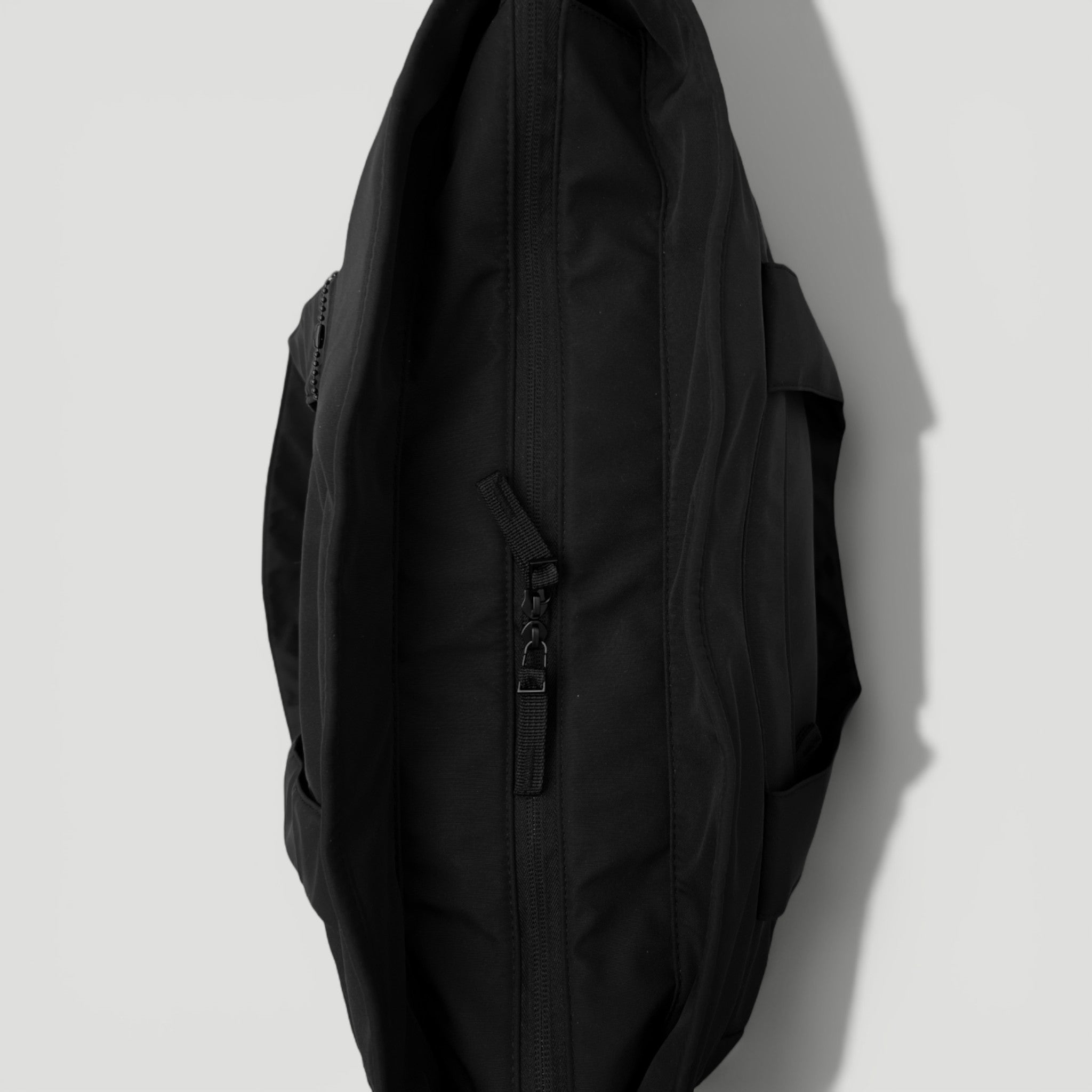 HYVEST Großes Reißverschlussfach bei schwarzer Schultertasche