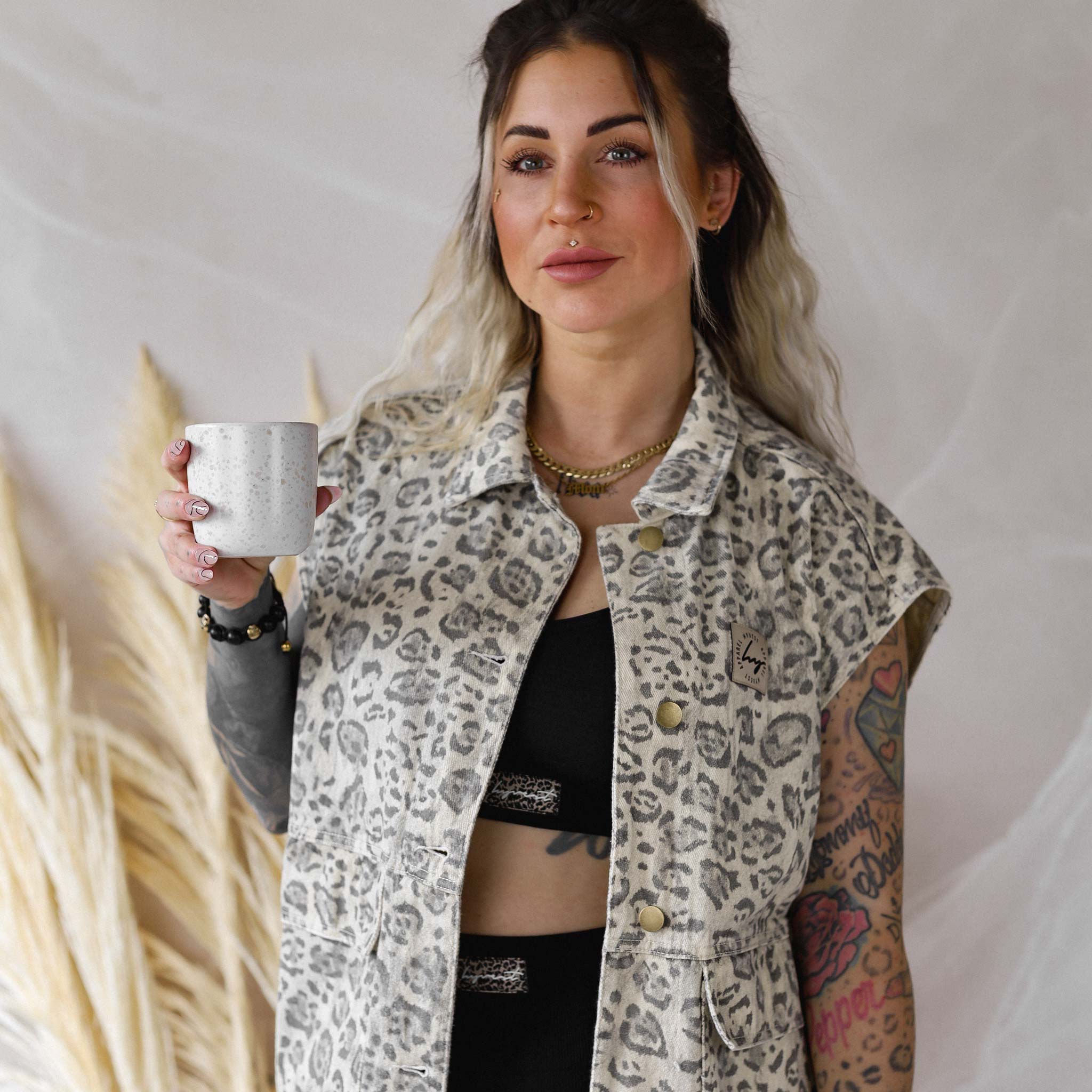 HYVEST Oversize Jeansweste im hellem Leomuster und Leggings Shape Effekt mit Bralette wattierter BH beides in Schwarz mit Patch Leomuster