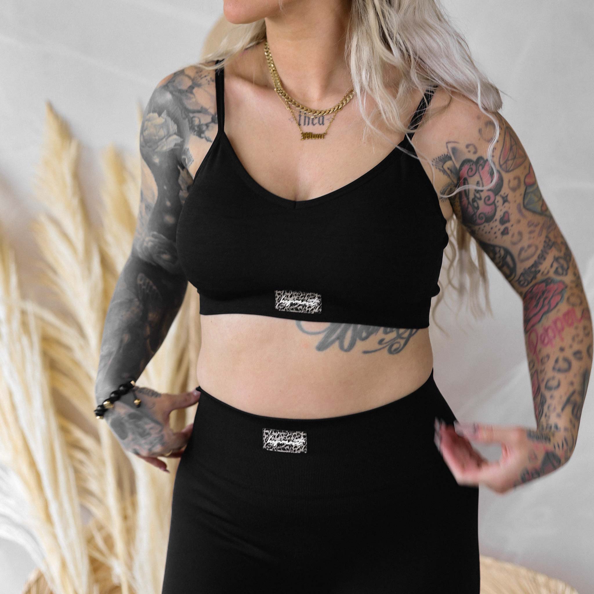 HYVEST Leggings mit Shape Effekt schwarz mit Patch Leomuster und passendes schwarzes Bralette