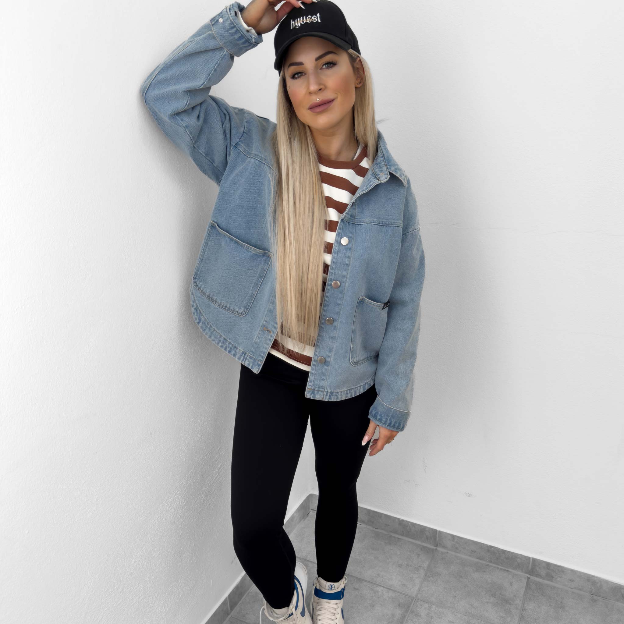 HYVEST Damen Outfit Sweater oversize gestreift, Jeansjacke helles Denimblau und Leggings Shape schwarz