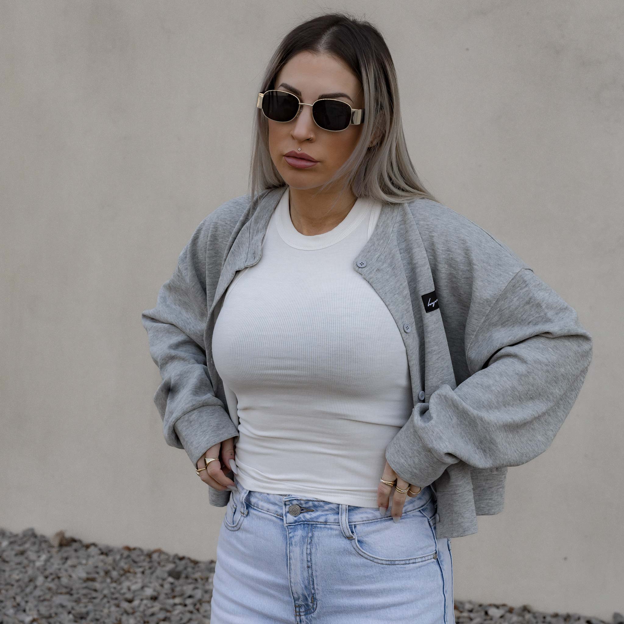 HYVEST Damen Outfit Tanktop weiß, Wide Leg Jeans und grauer Cardigan