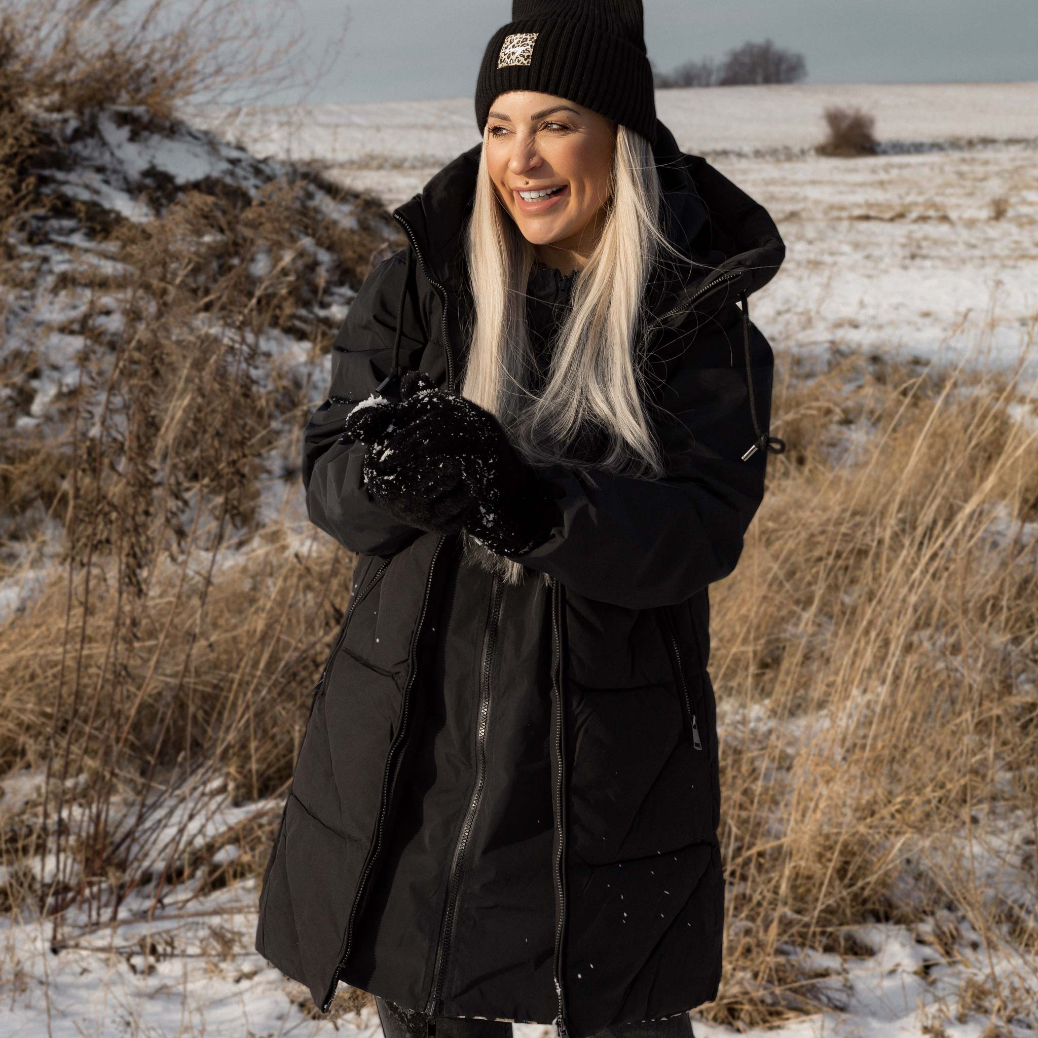 HYVEST Winteroutfit in schwarz: Mom Jeans, wasserabweisender Regenparka, Weste wattiert mittellang, Beanie und Handschuhe Fellimitat