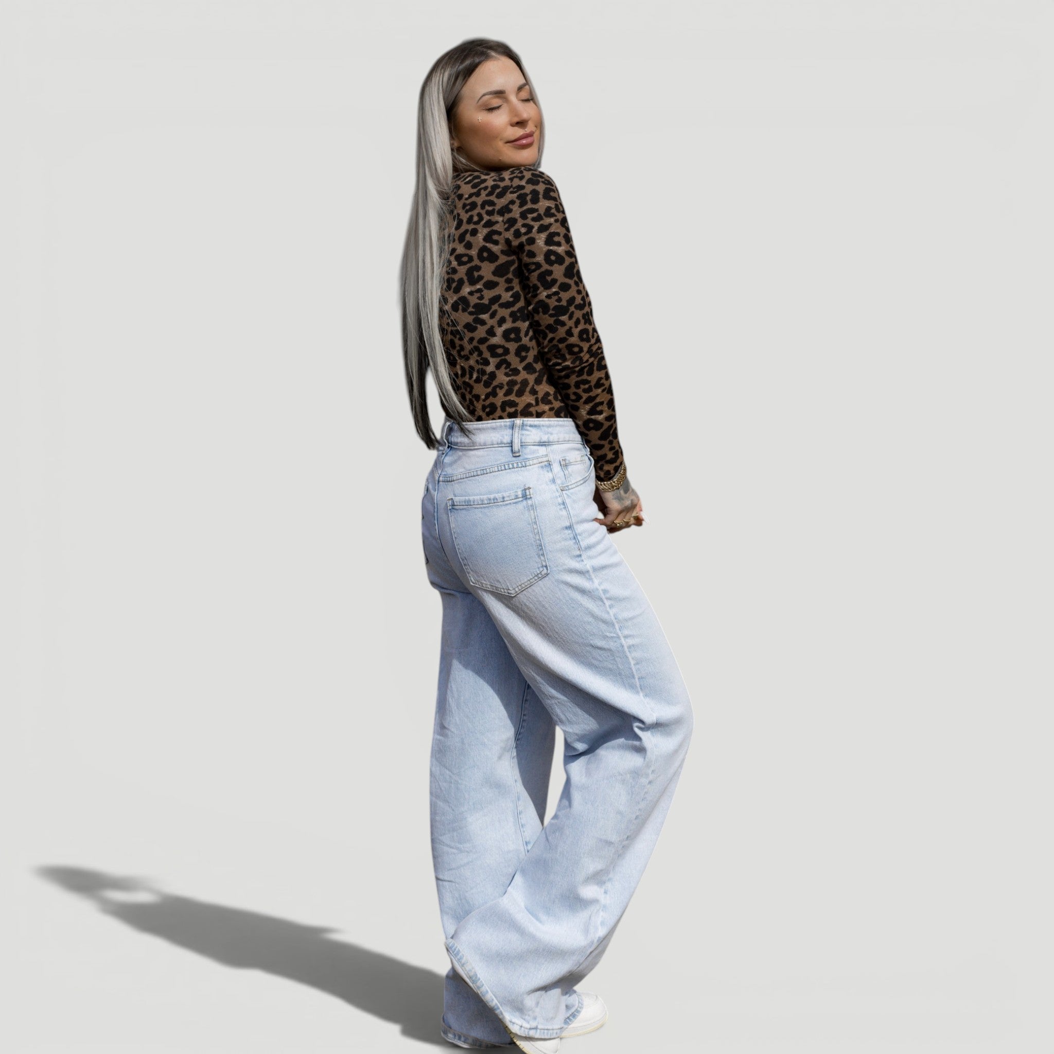 HYVEST Wide Leg Jeans High Waist in blassem Denimblau mit Leomuster Body