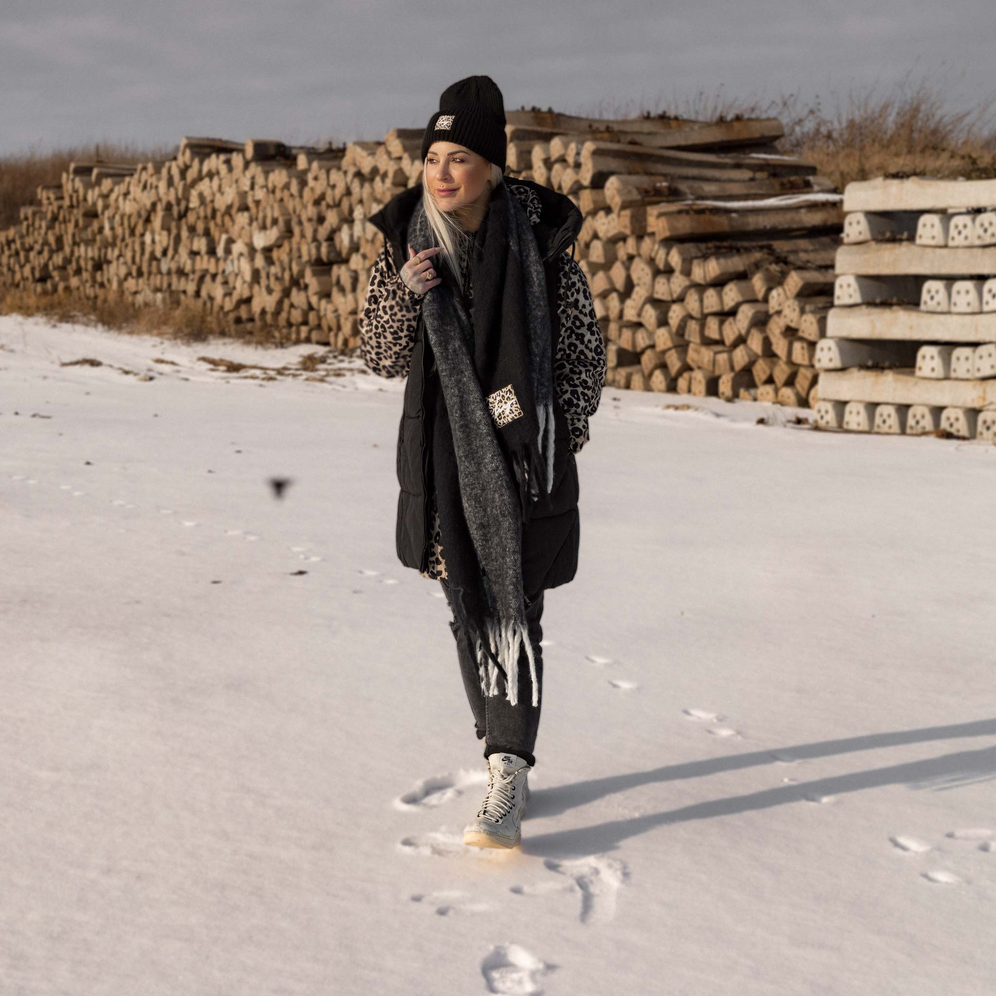 HYVEST Weste wattiert in Schwarz mit Regenparka Beige im Zwiebellook mit Beanie und Schal