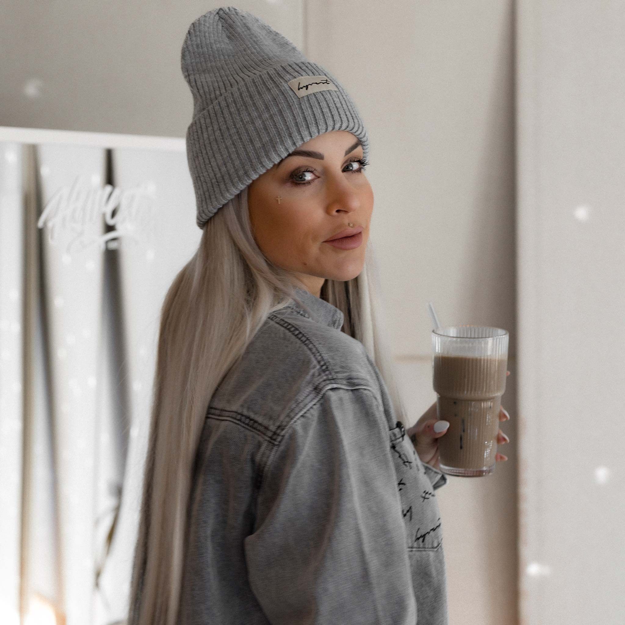 HYVEST Jeanshemd Oersize Print in Grau mit passender Beanie für deinen Herbstlook