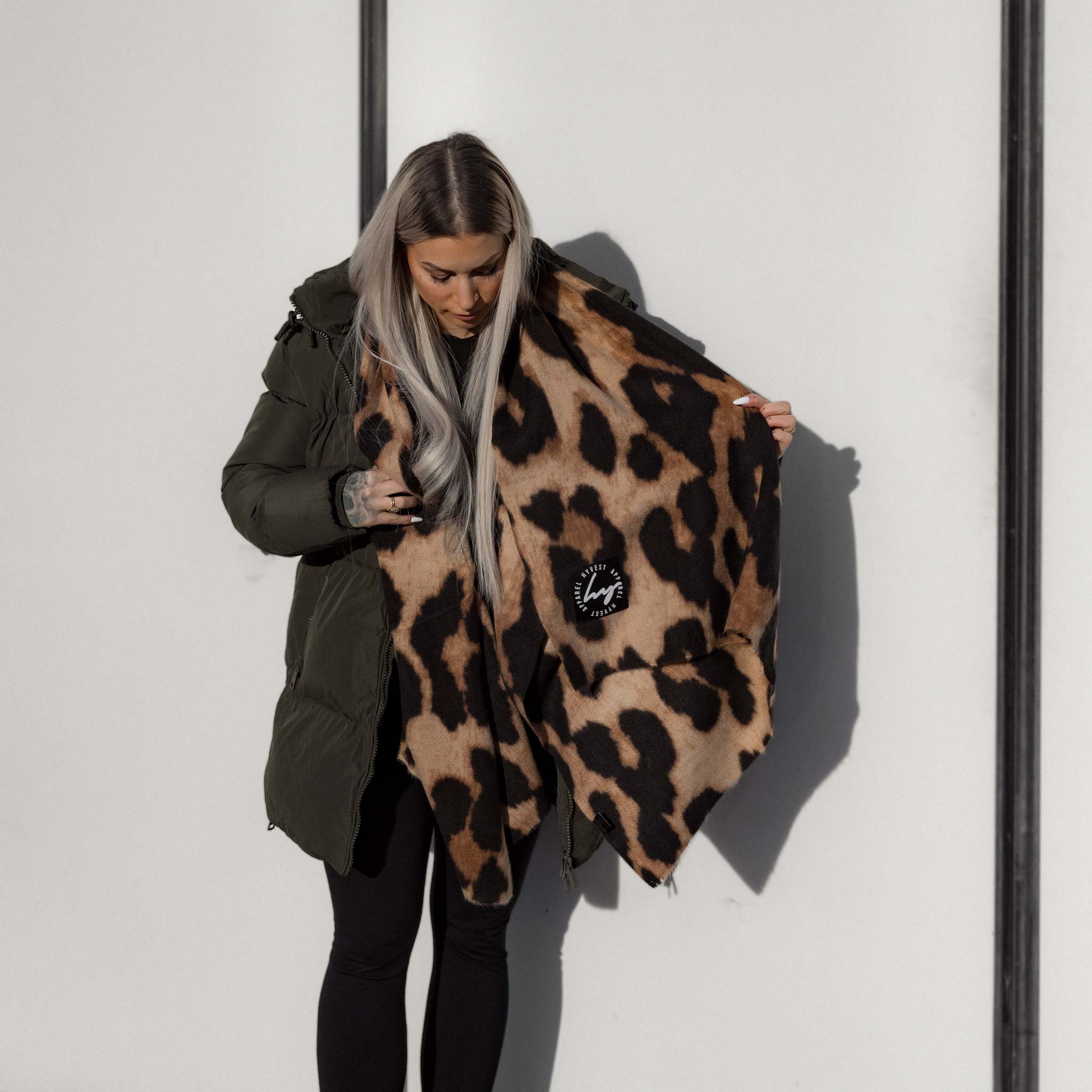 HYVEST Schal in Leomuster Leopard Dunkles Braun extra groß zum Winterparka wattiert in Olivegrün