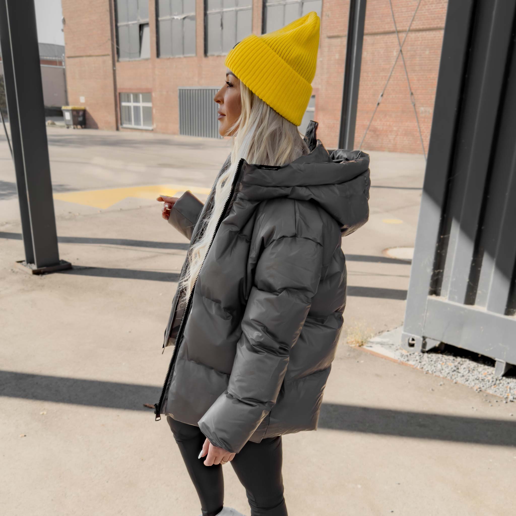 HYVEST Winterjacke in Halo Grau im Winter Outfit mit leuchtend gelber Beanie