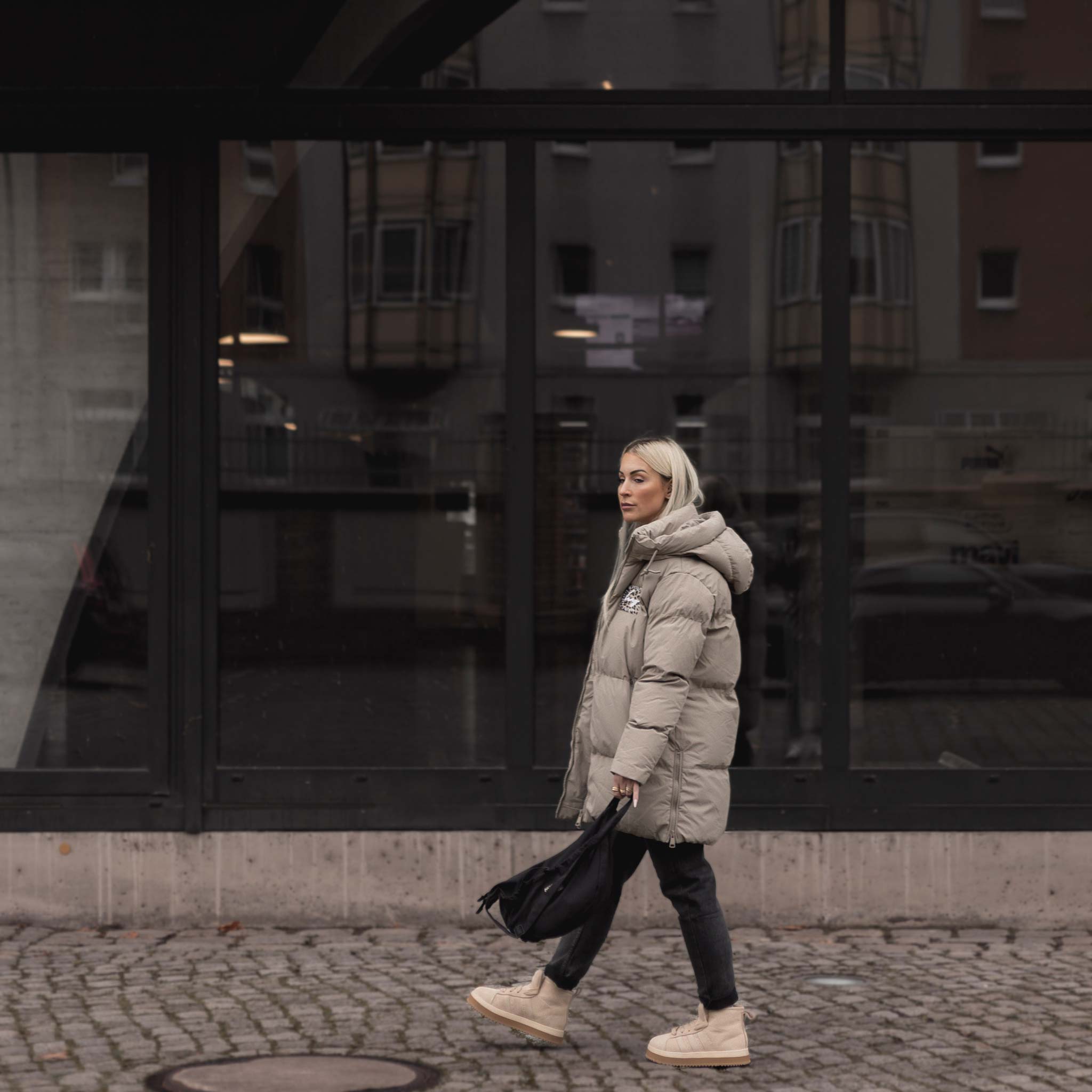 HYVEST Damen Outfit Winter Winterparka wattiert mittellang mit Crossbody Bag und schwarzer Mom Jeans