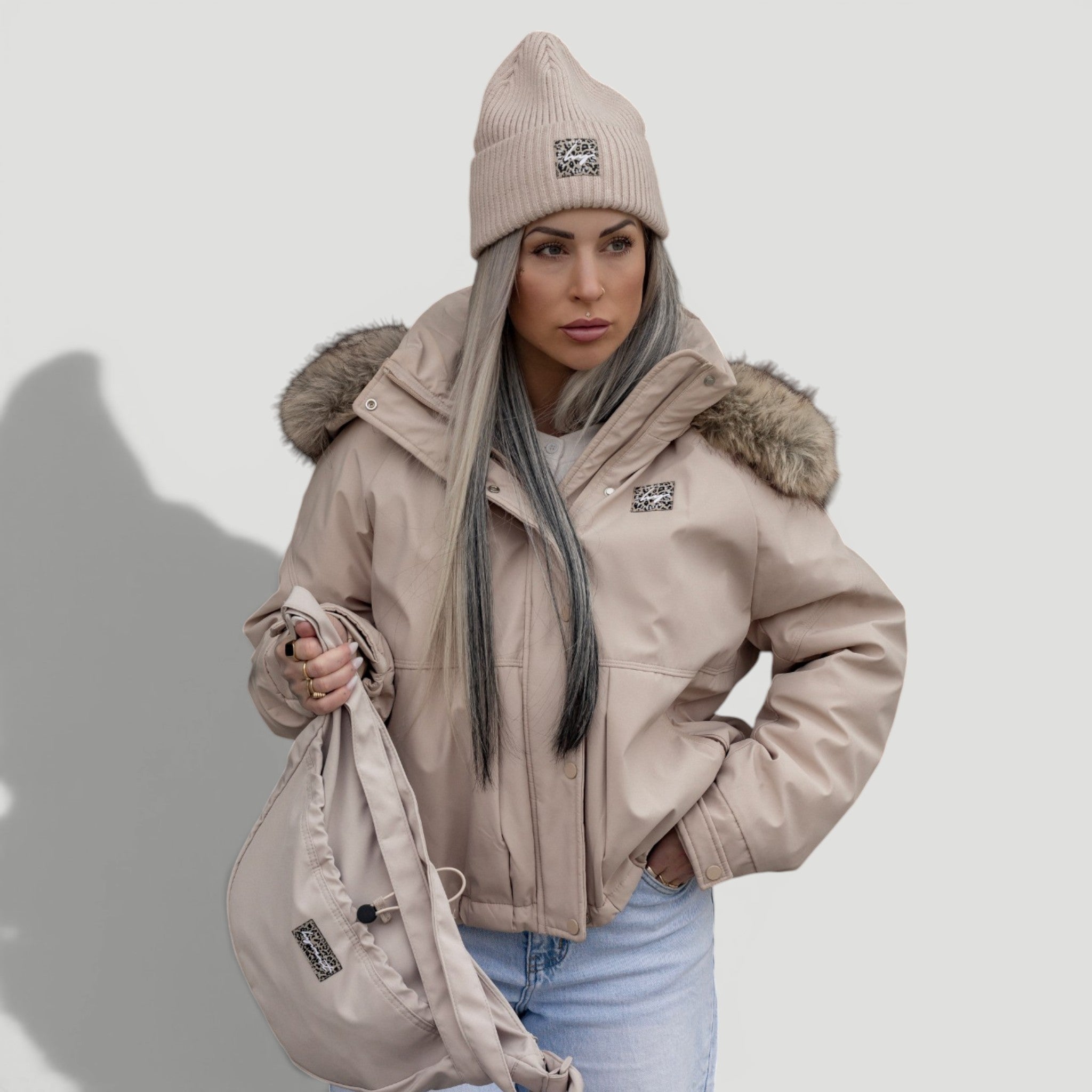 HYVEST Damen Übergangslook kurzer Parka mit Wide Leg Jeans und Beanie mit Crossbody Bag