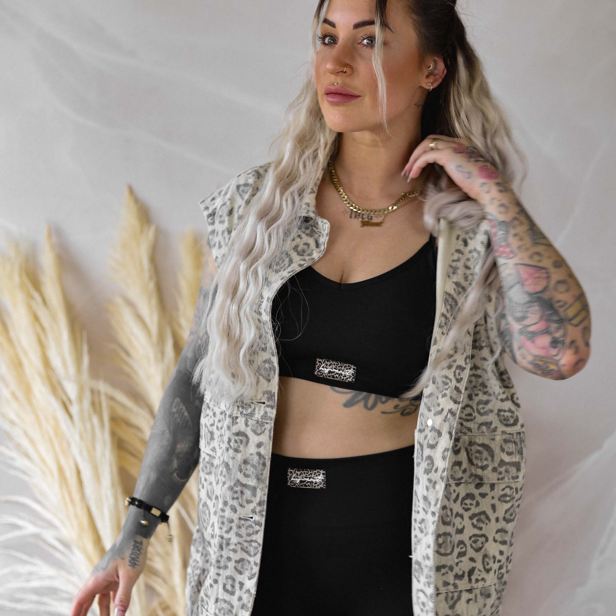 HYVEST Sommer Outfit Frauen mit Bralette schwarz, Leggings Shape Effekt und Oversize Leo Weste