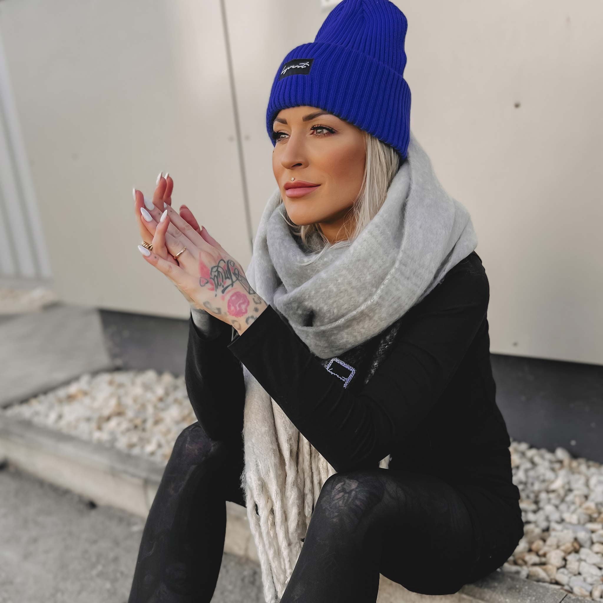 HYVEST Übergangsoutfit Damen dunkelblaue Beanie mit Schal und schwarzem Longsleeve