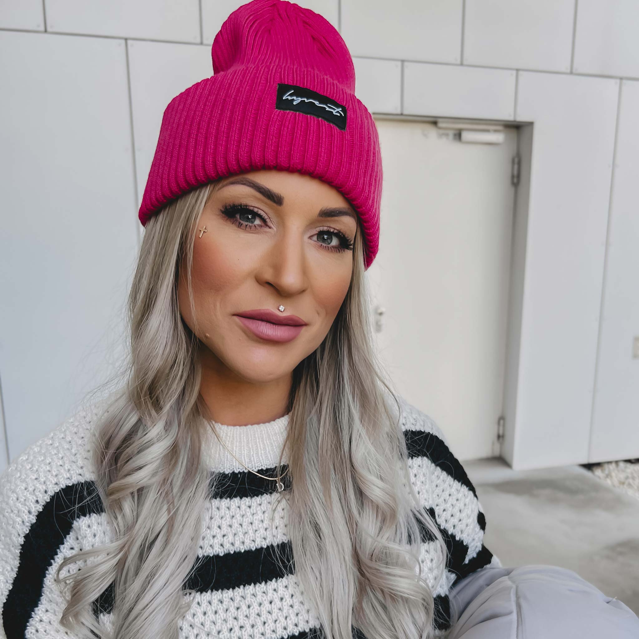 HYVEST Beanie Strickmütze für Damen in leuchtendem Pink mit Patch