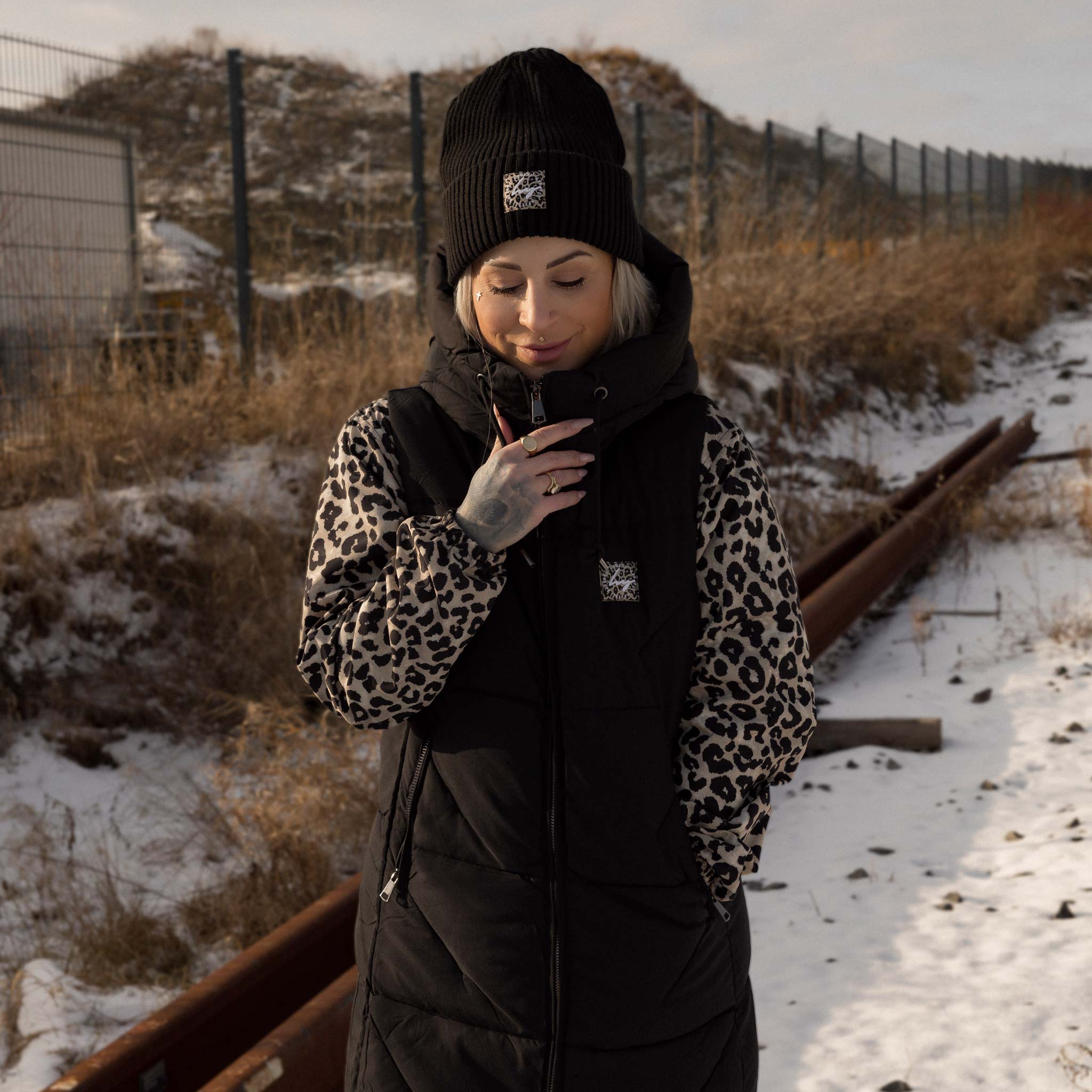 HYVEST Herbst Winteroutfit Beanie schwarz mit wattierter Weste und Regenparka zum Wenden