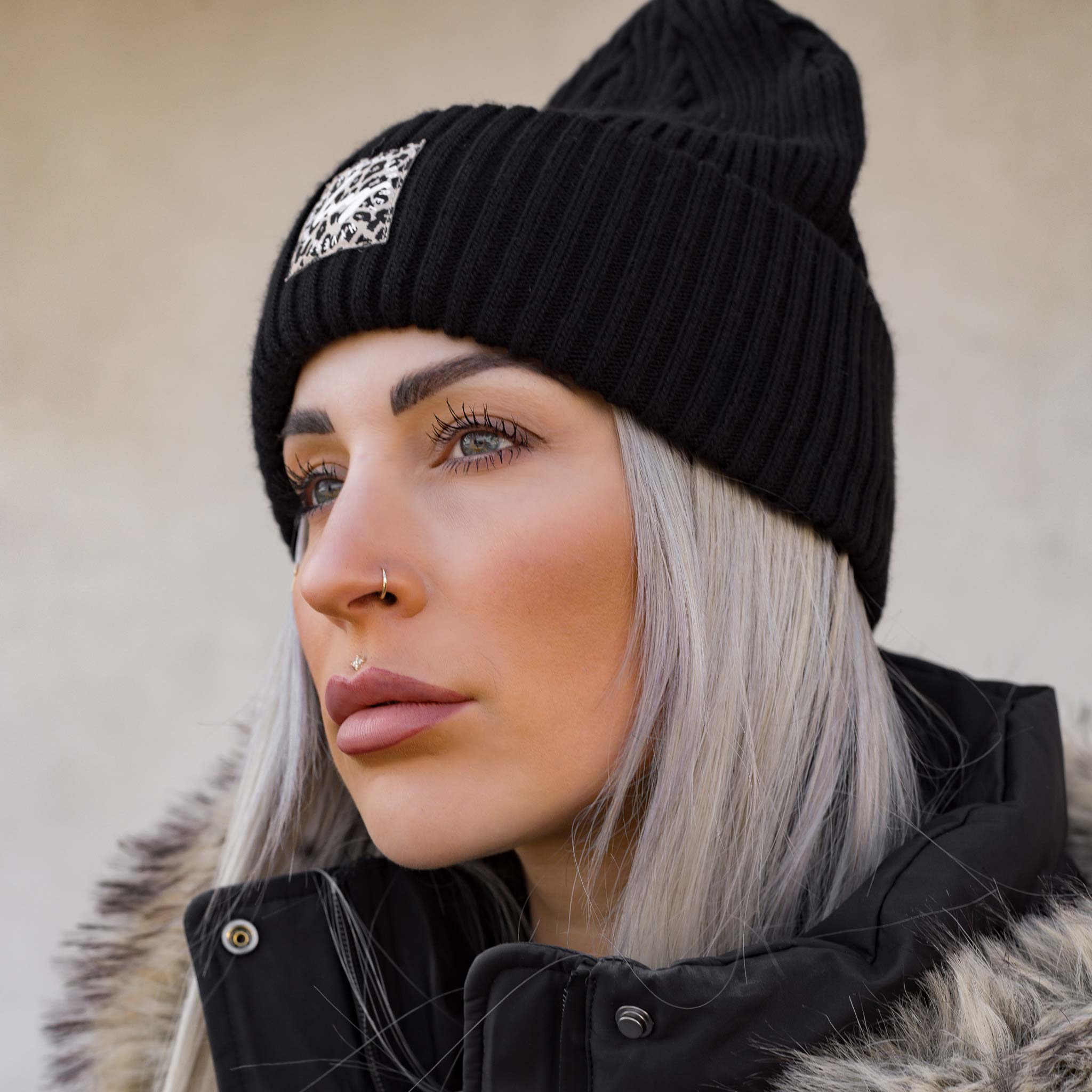 HYVEST Beanie in Schwarz mit Leomuster