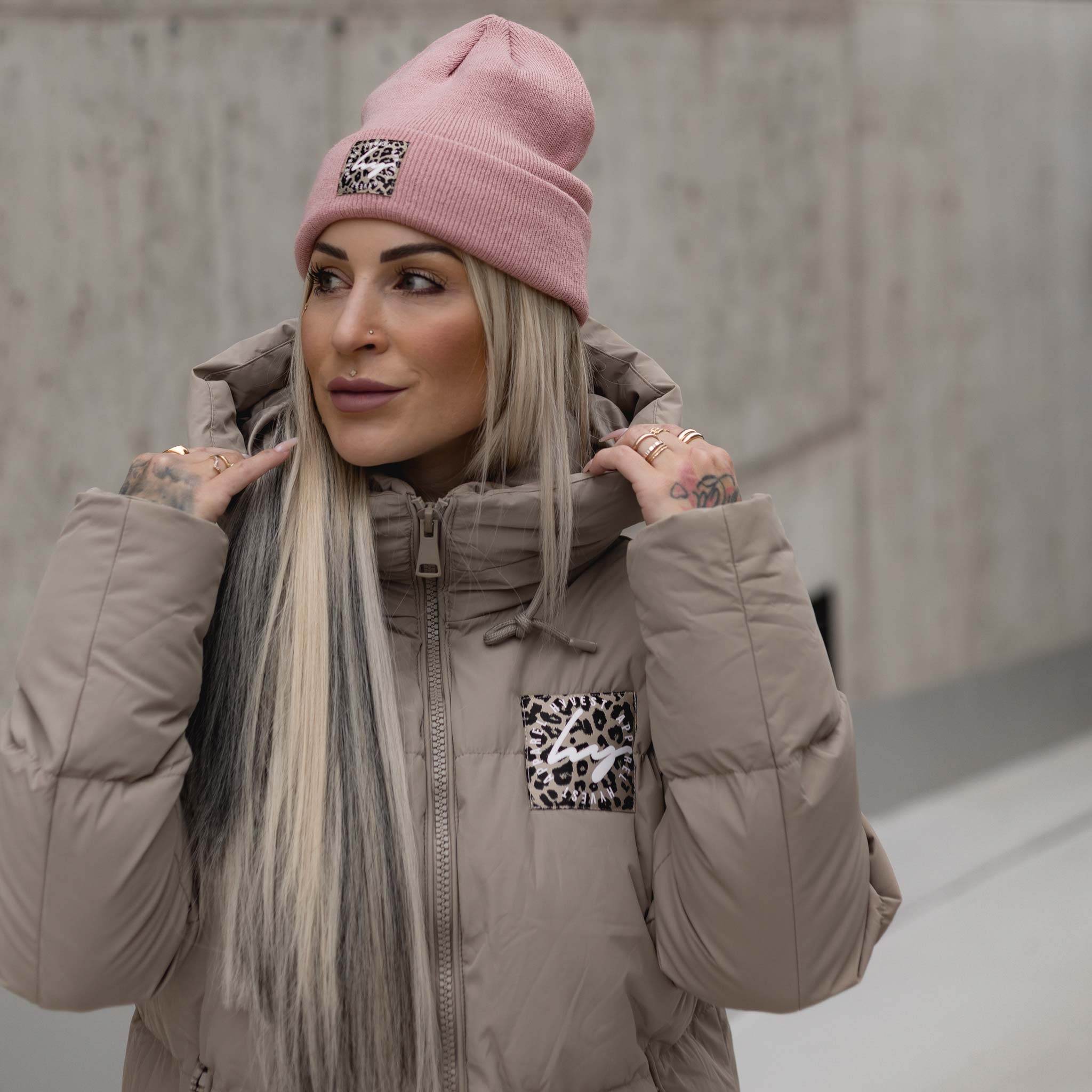 HYVEST Winter Outfit rosa Beanie mit hellem Winterparka