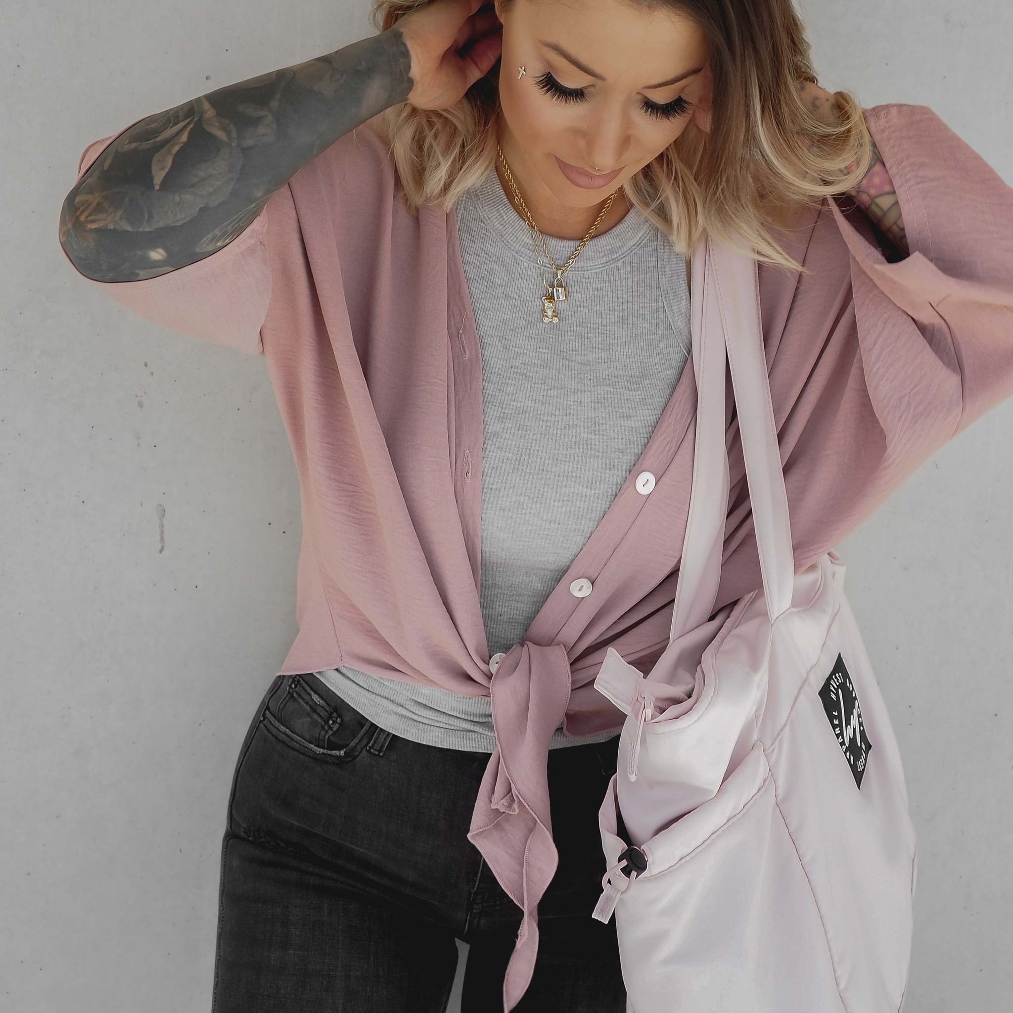 HYVEST Bluse kurz zum Knoten im Outfit mit XXL Schultertasche, Mom Jeans und Top