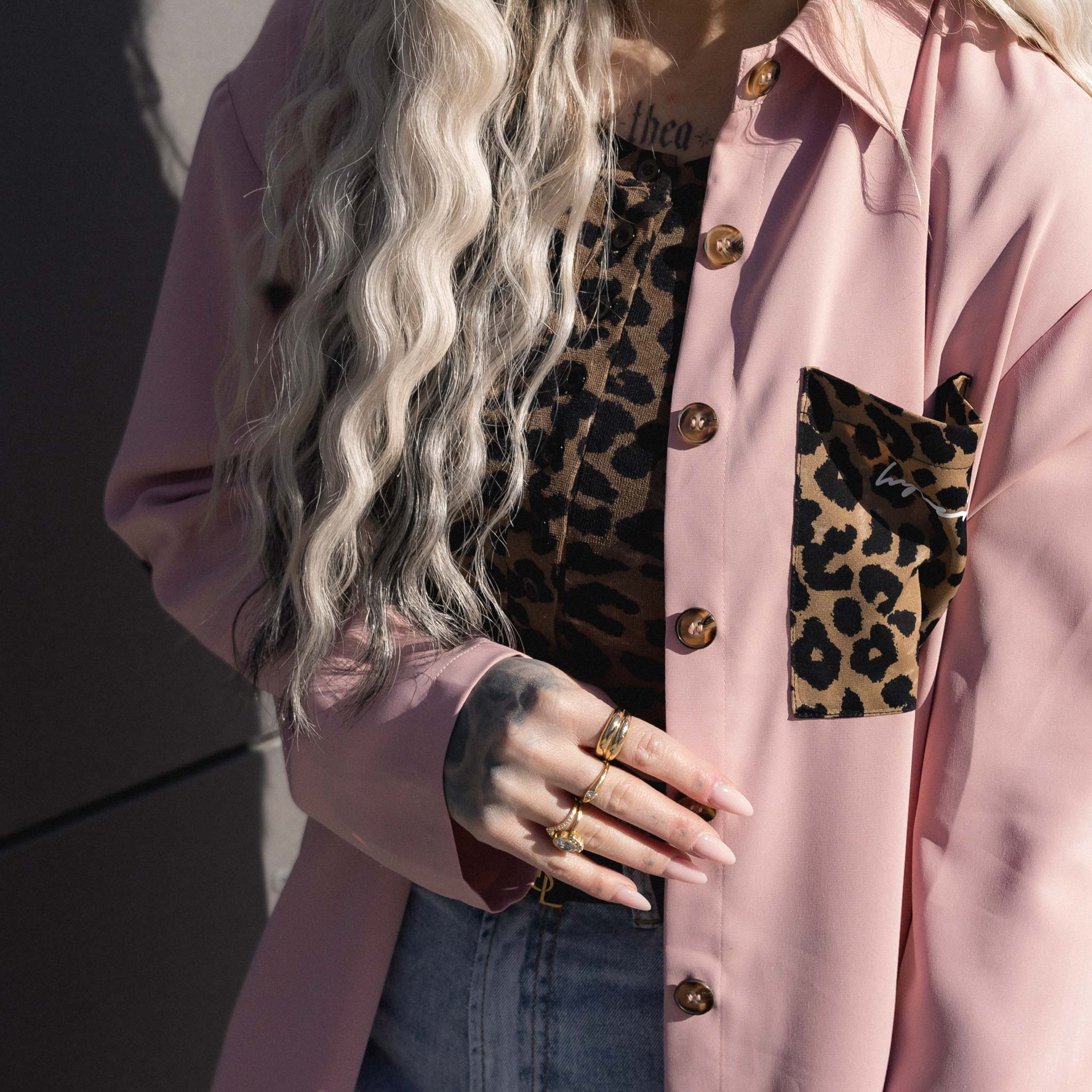 HYVEST elegantes Damen Outfit mit Langarm Bluse Simply in hellem Rosa, Mom Jeans und Body mit Leomuster
