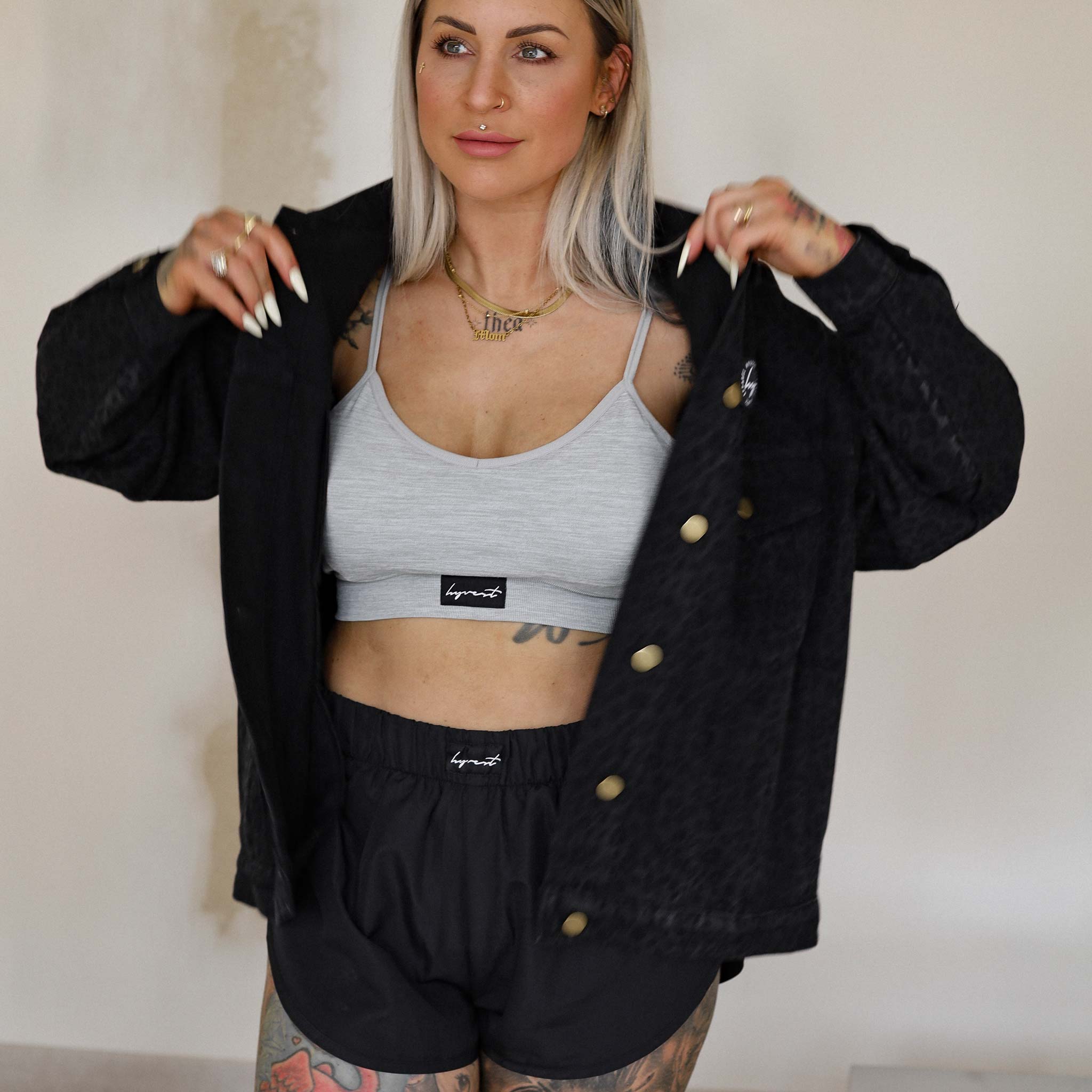 HYVEST sportliches Alltagsoutfit Bralette in Grau mit Running Shorts und schwarzer Jeansjacke im Leomuster.