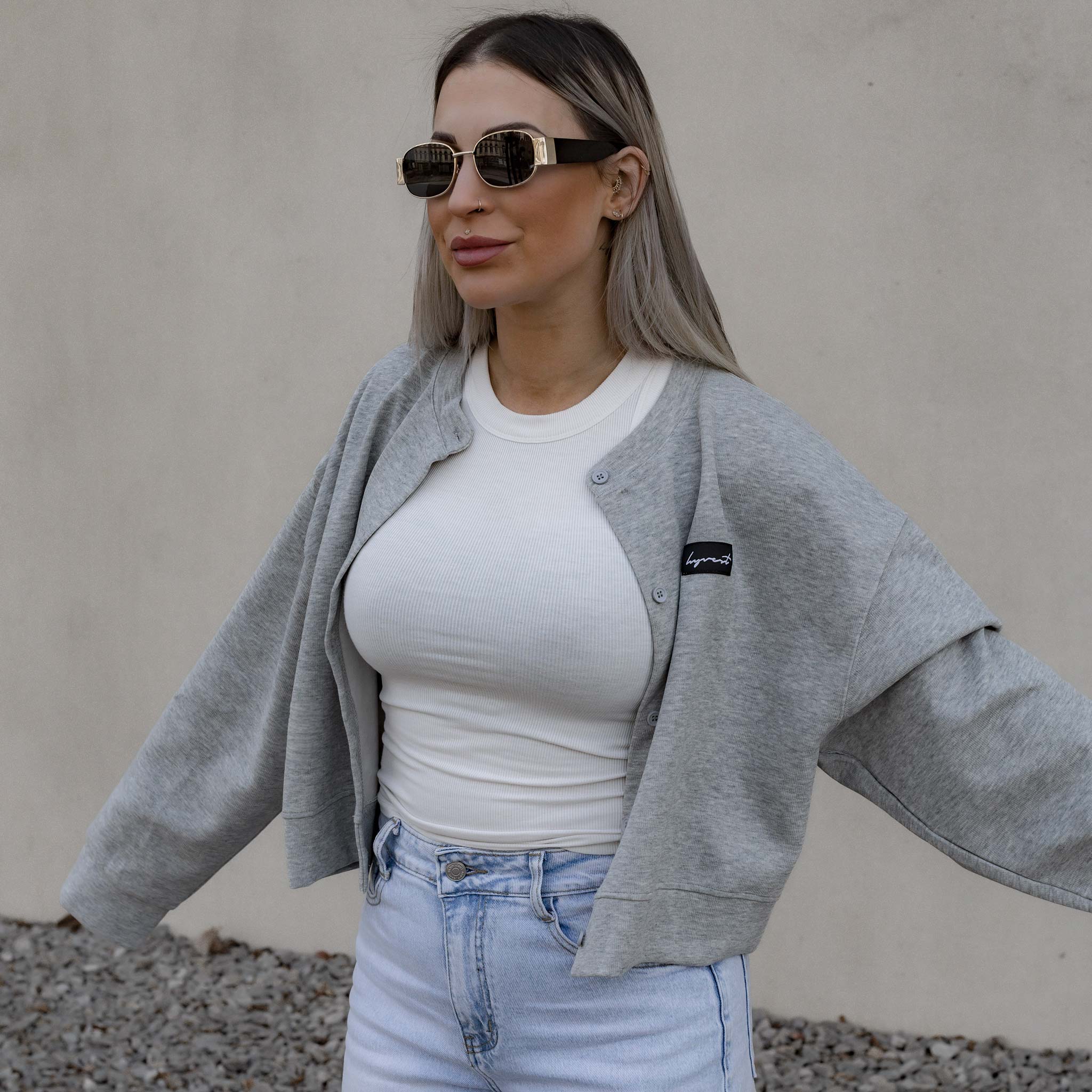 HYVEST Cardigan Cropped Button Grau Outfit mit Rippstop weiß und Jeans