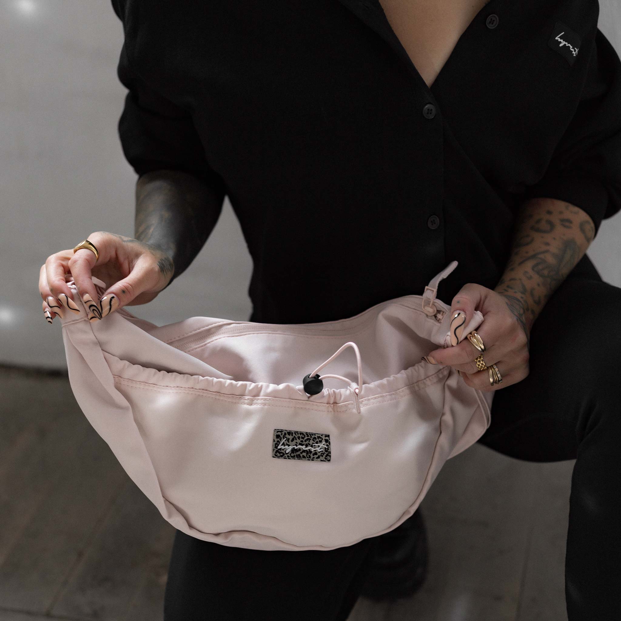 HYVEST Crossbody Bag helles Rosa mit Leomuster Patch und Außenfach