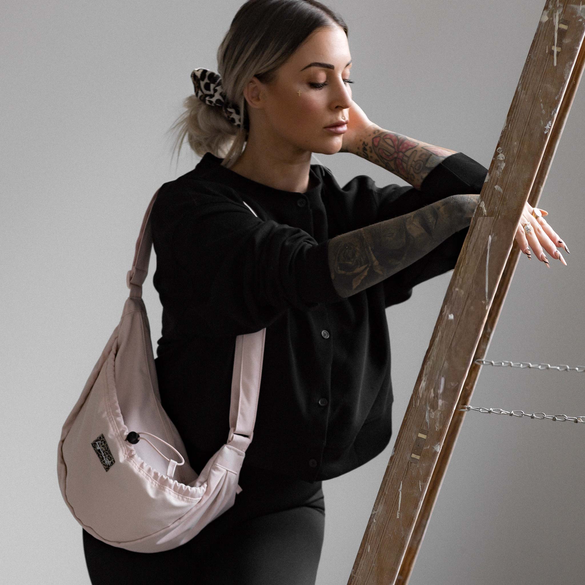 HYVEST sportliches Outfit Frauen Crossbody Bag Helles Rosa und Cardigan Cropped Button schwarz