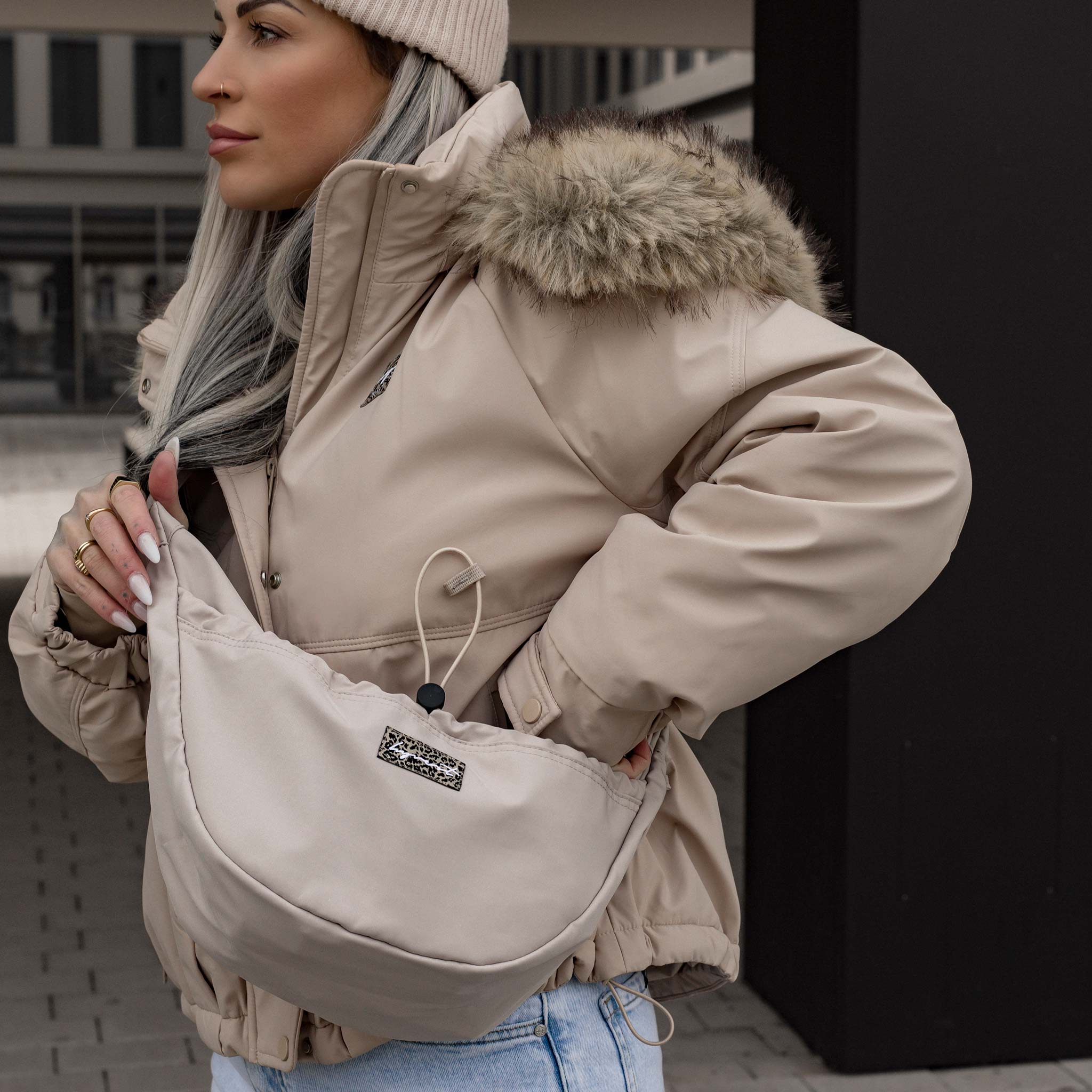 HYVEST beige Crossbody Bag mittelgroßes Volumen mit farblich passender Übergangsjacke