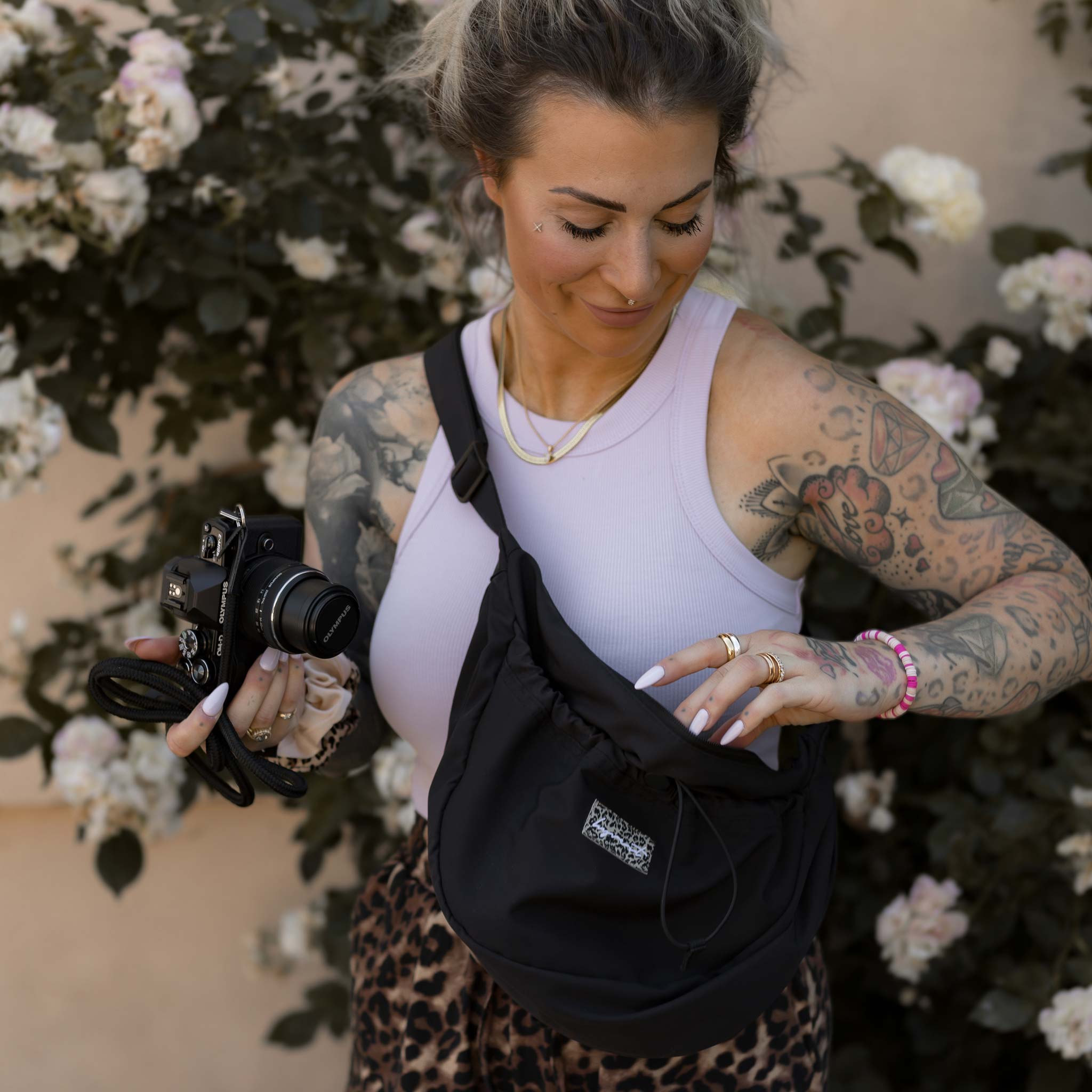 HYVEST schwarze Crossbody Bag mittelgroße Alltagstasche