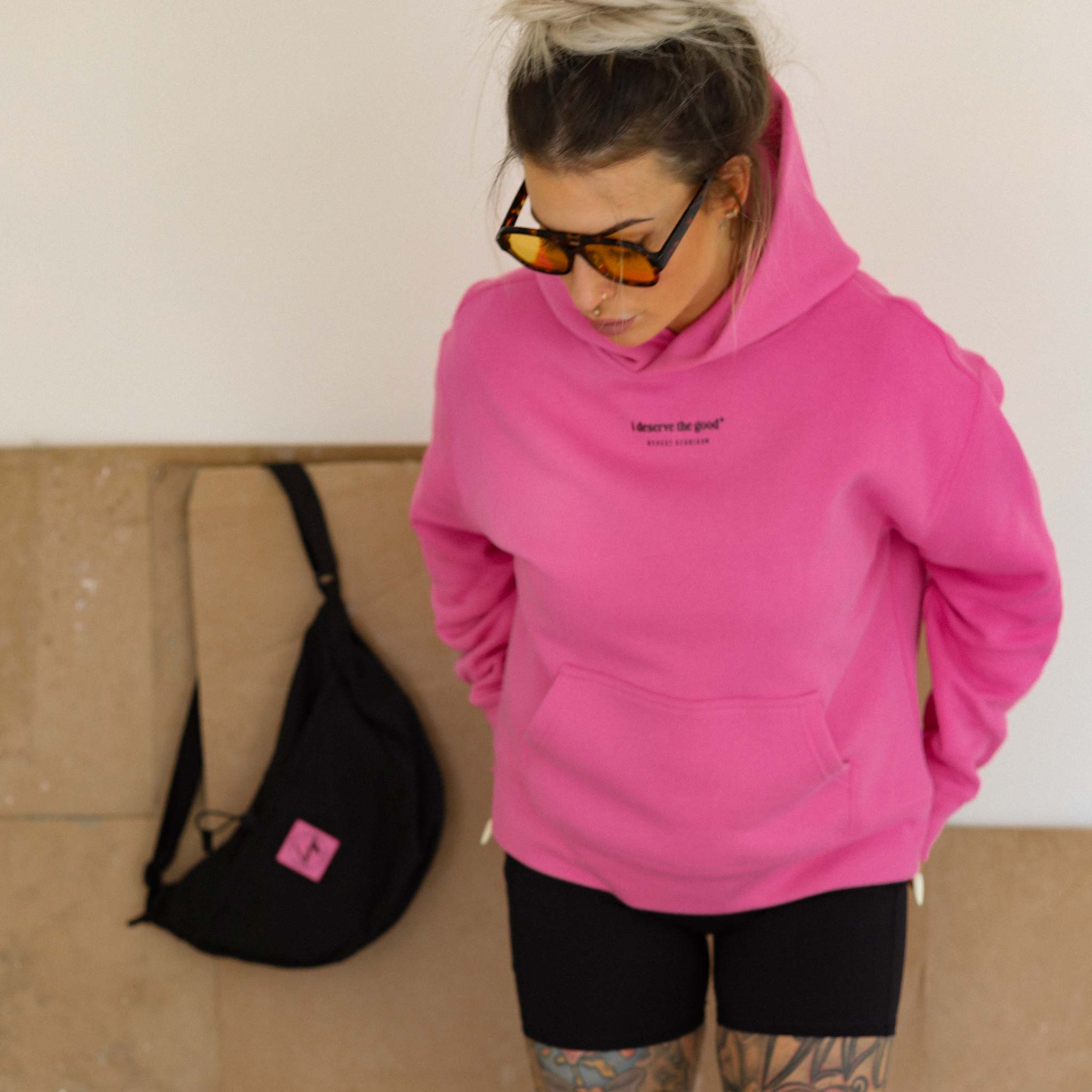 HYVEST Hoodie Backprint Statements im sportlichen Look mit schwarzen Shorts und Crossbody Bag Schwarz Pink