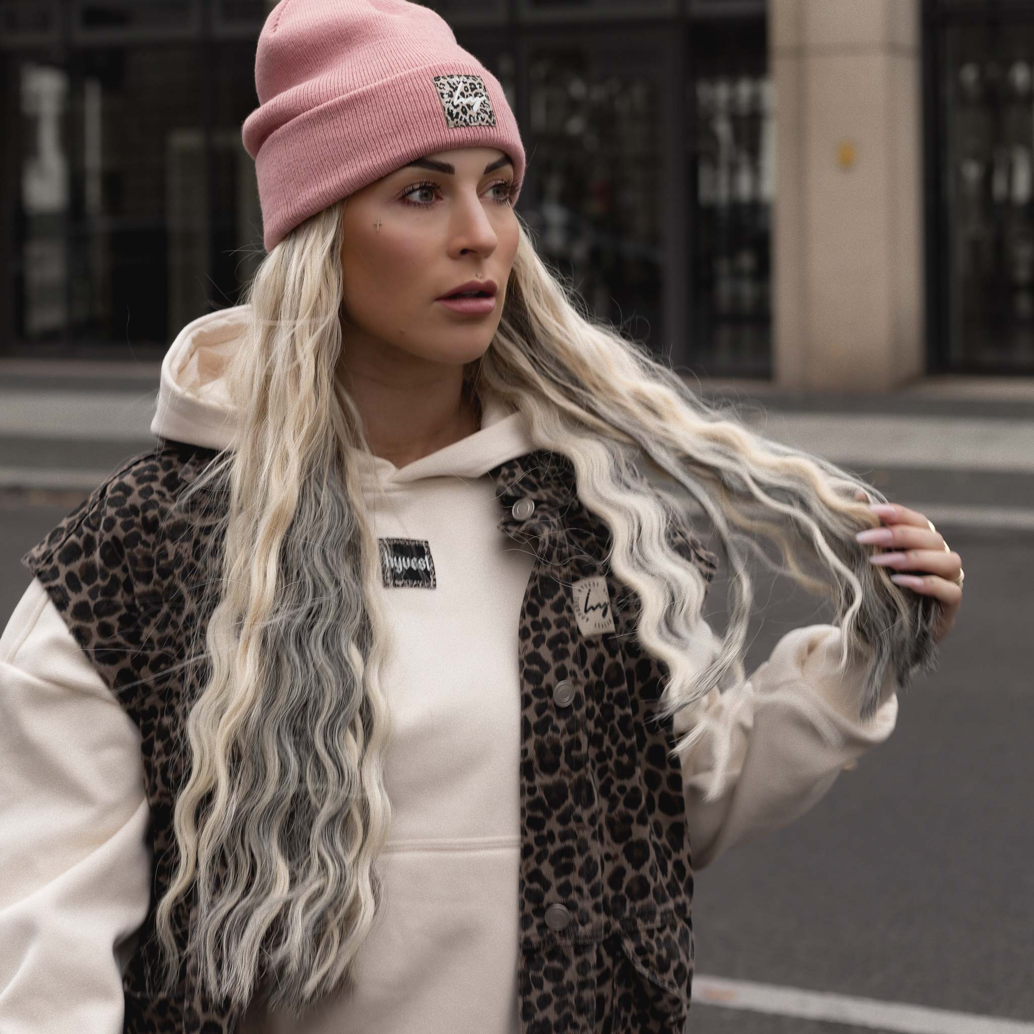 HYVEST Famen Outfit Hoodie cropped, dunkle Jeansweste mit Leomuster und rosa Beanie Feinstrick