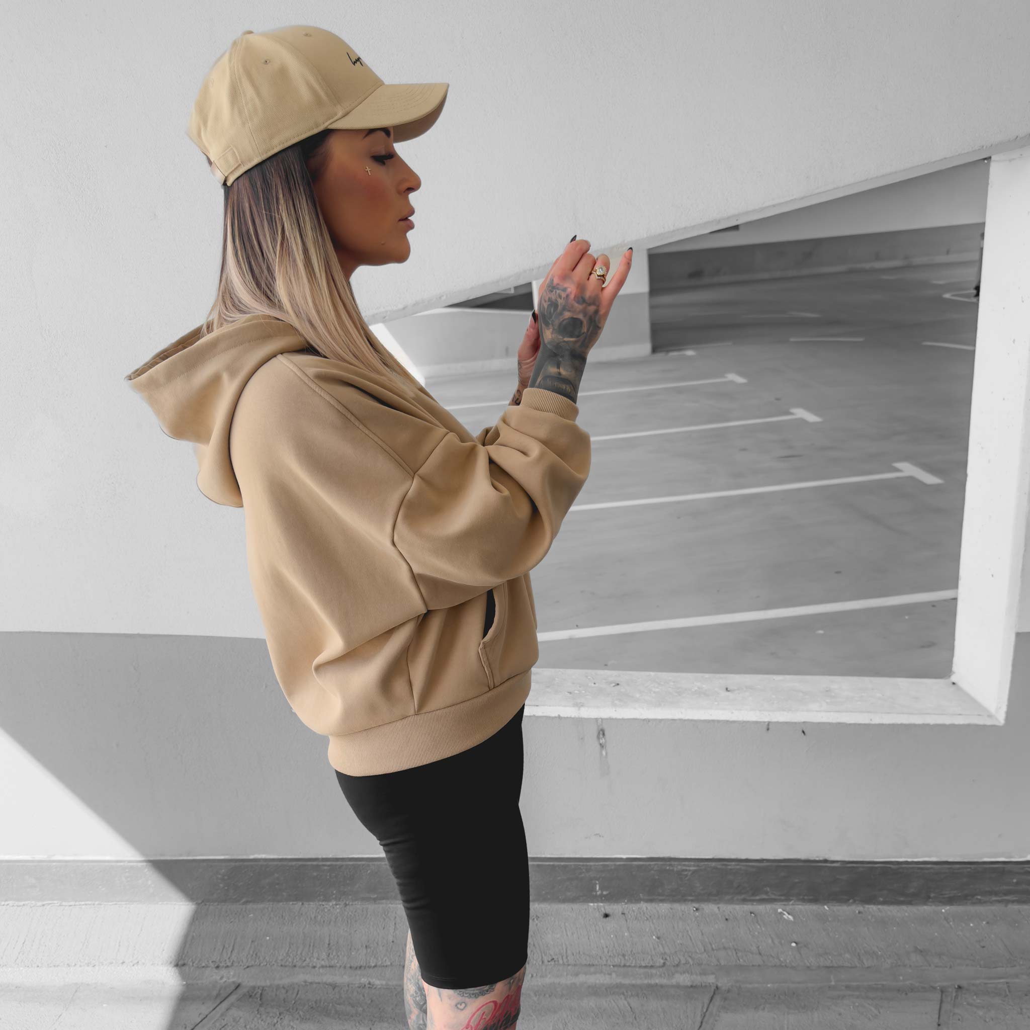 HYVEST Sportbekleidung für Frauen: Basecap, Cropped Hoodie und schwarze Shorts