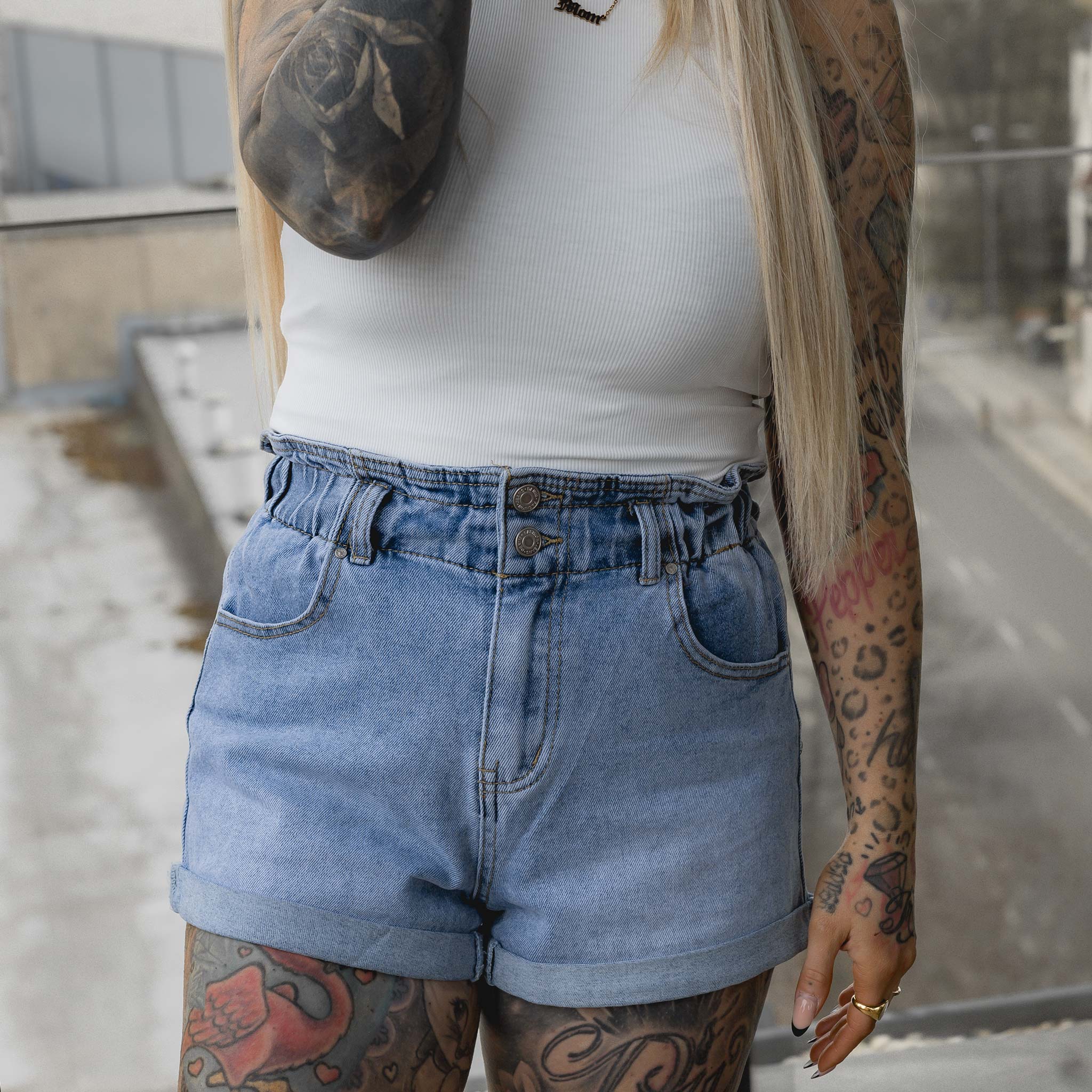 HYVEST High Waist Jeans Shorts im Sommeroutfit mit weißem Top