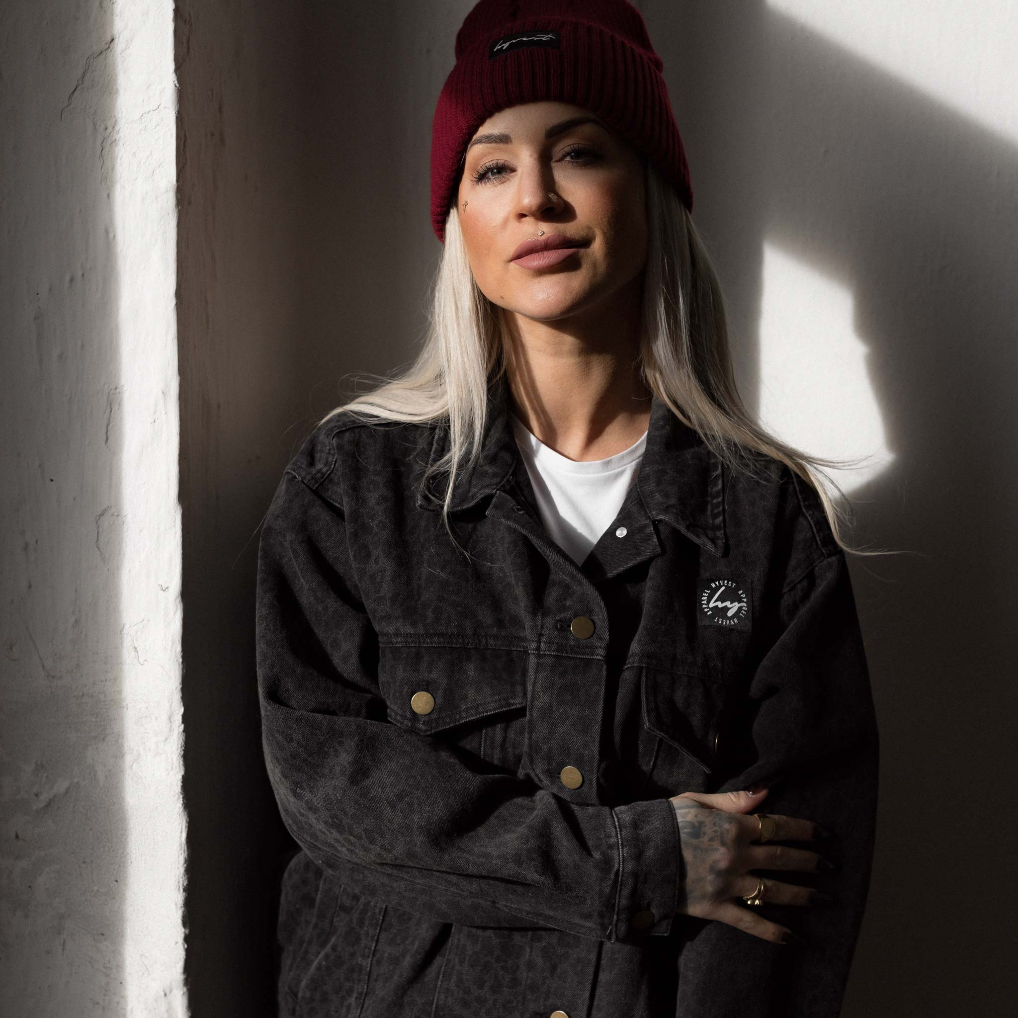 HYVEST Jeansjacke Oversize für Damen mit Leomuster und Knopfleiste im Look mit roter Beanie