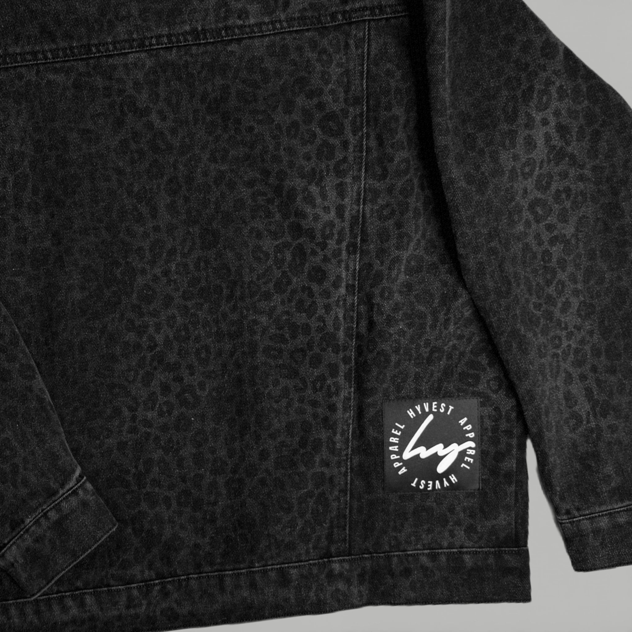 HYVEST Jeansjacken Oversize Leo gewaschenes schwarzes Leomuster auf Jeansstoff