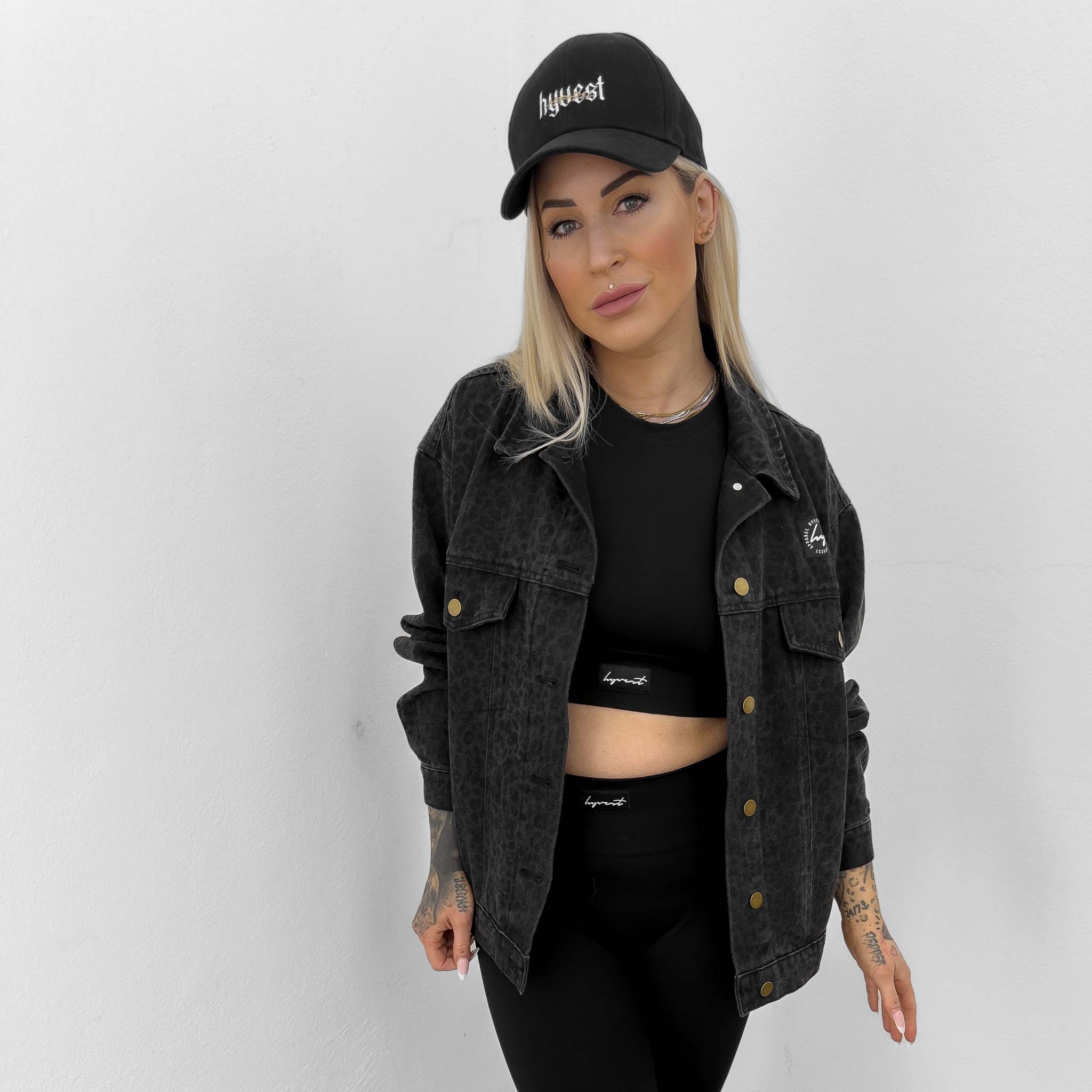 HYVEST Jeansjacke Oversize Leomuster sportlich mit Cap, Sport Top Support und Leggings Shape Effekt Schwarz